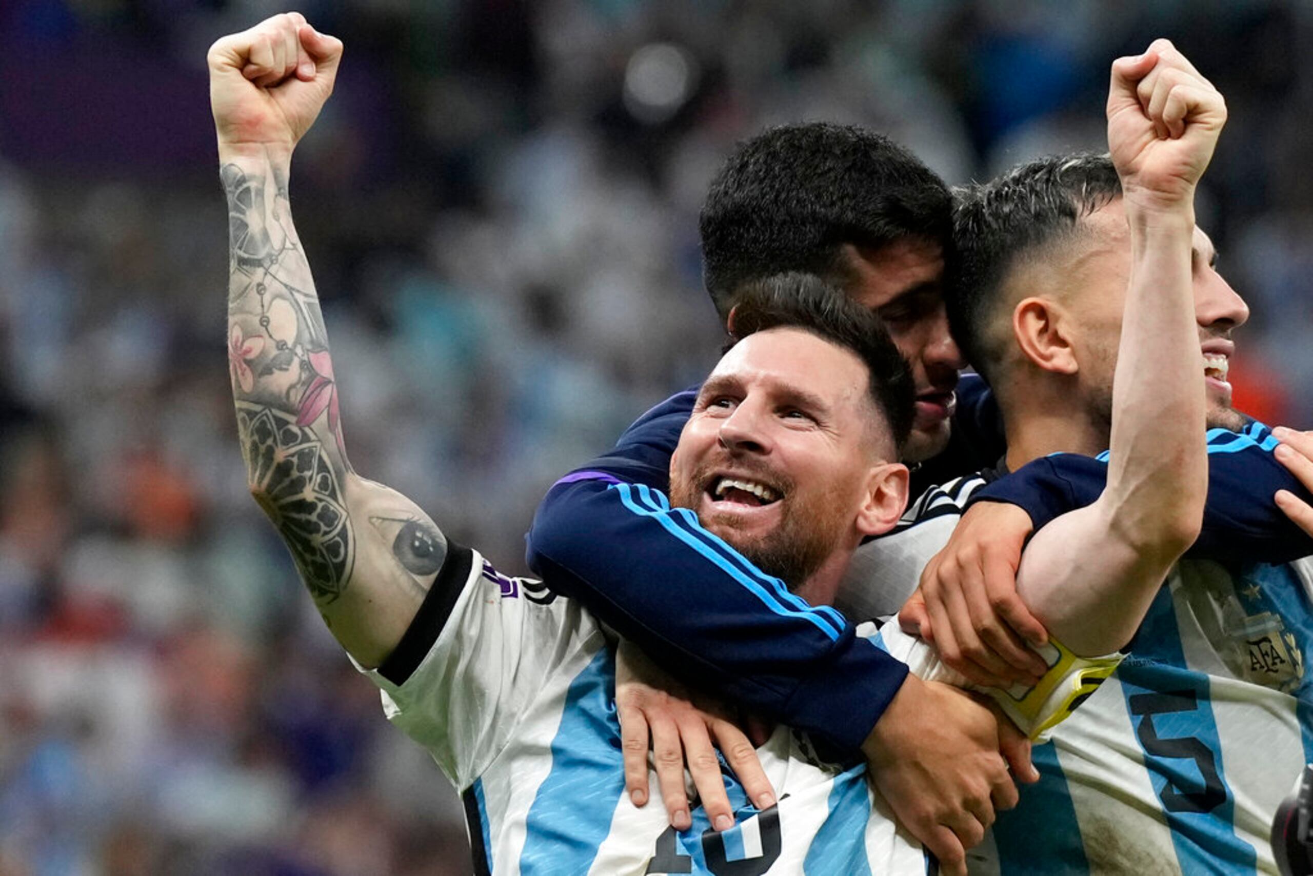 Lionel Messi celebra tras la victoria de Argentina por penales ante Holanda en el partido por los cuartos de final del Mundia.