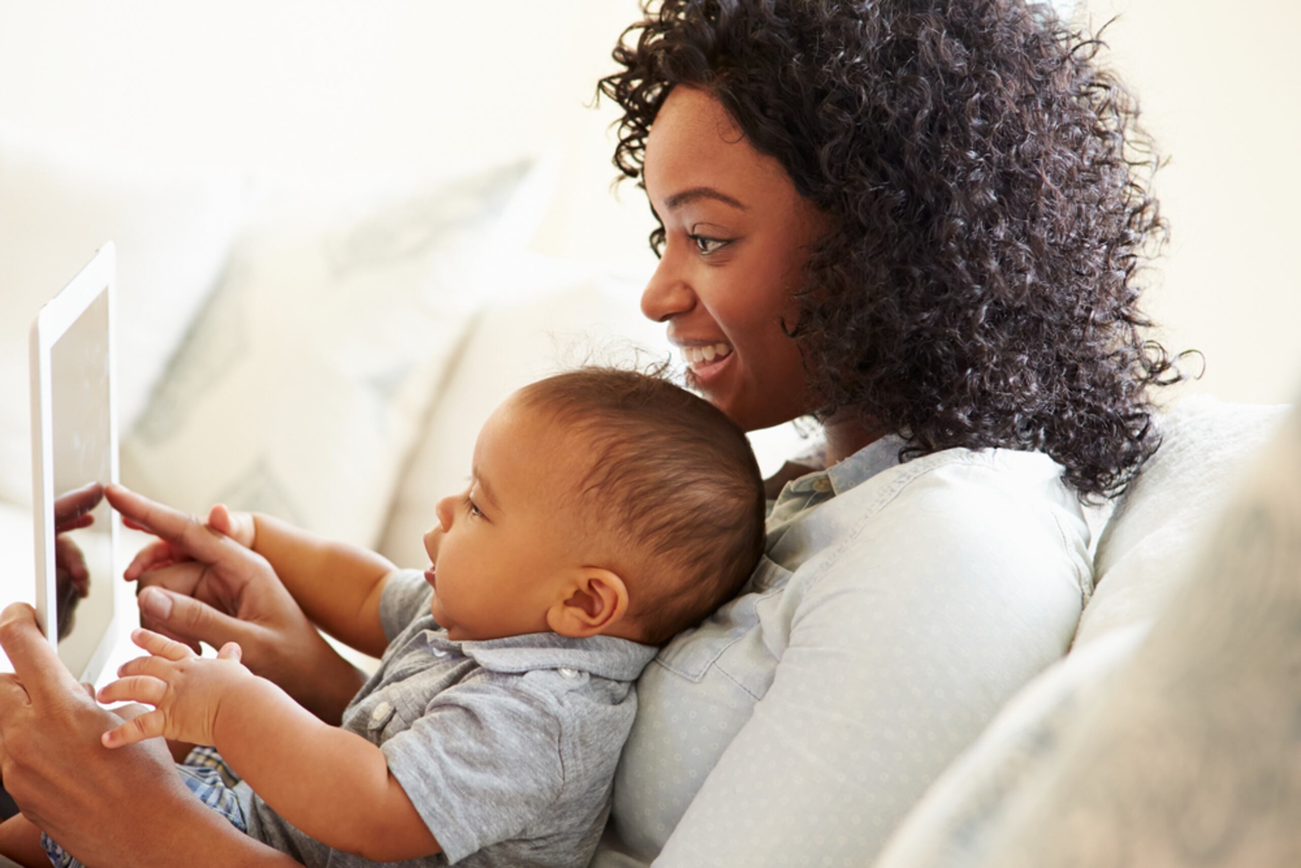 Los asuntos que, tradicionalmente, se han vinculado a las mujeres -como la maternidad y las responsabilidades familiares en genera-l se ven como un problema, y, al integrarse al mercado laboral, ejercen un factor diferencial.