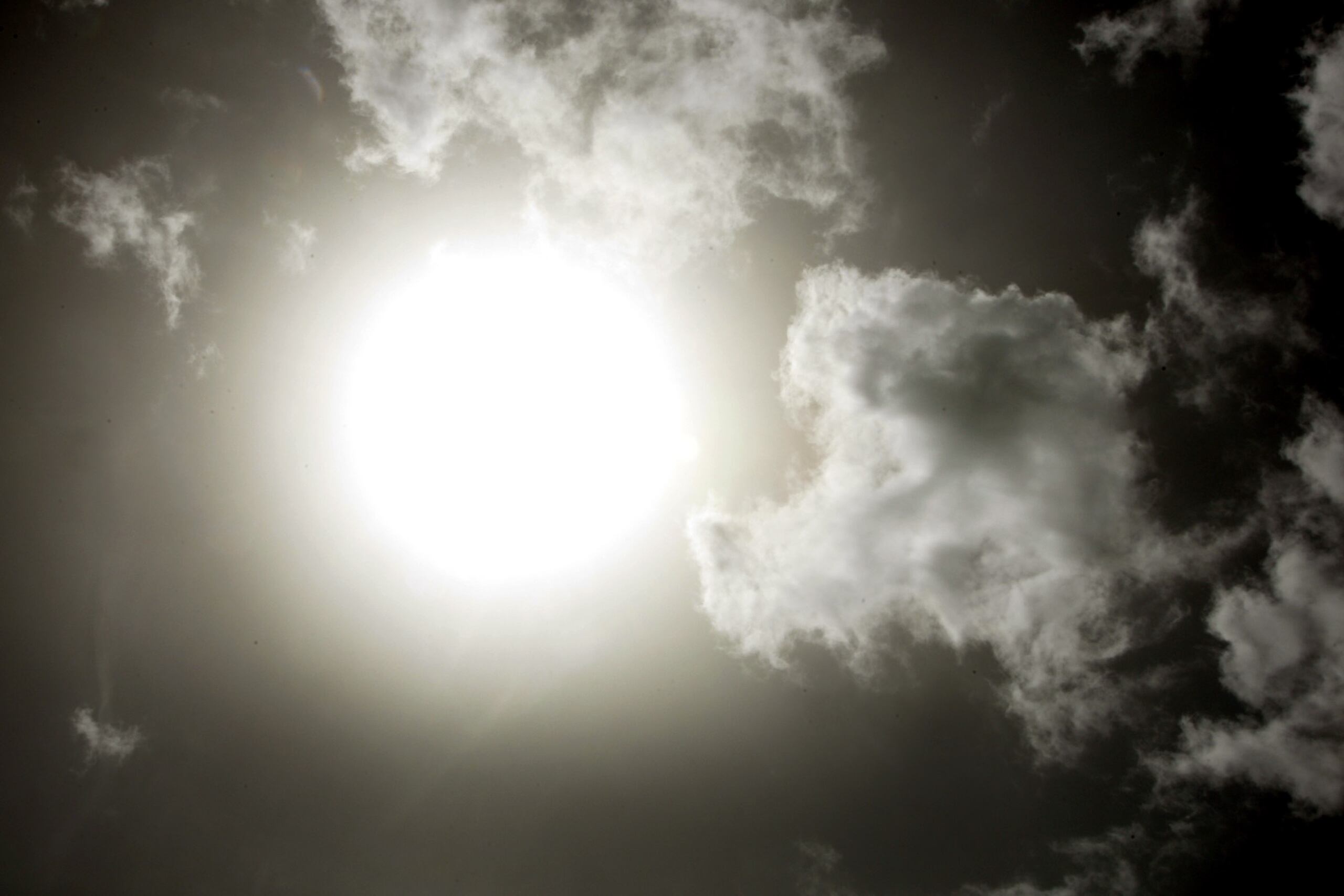 El Servicio Nacional de Meteorología había pronosticado para esta tarde temperaturas entre los altos 70 y los bajos 90 grados.