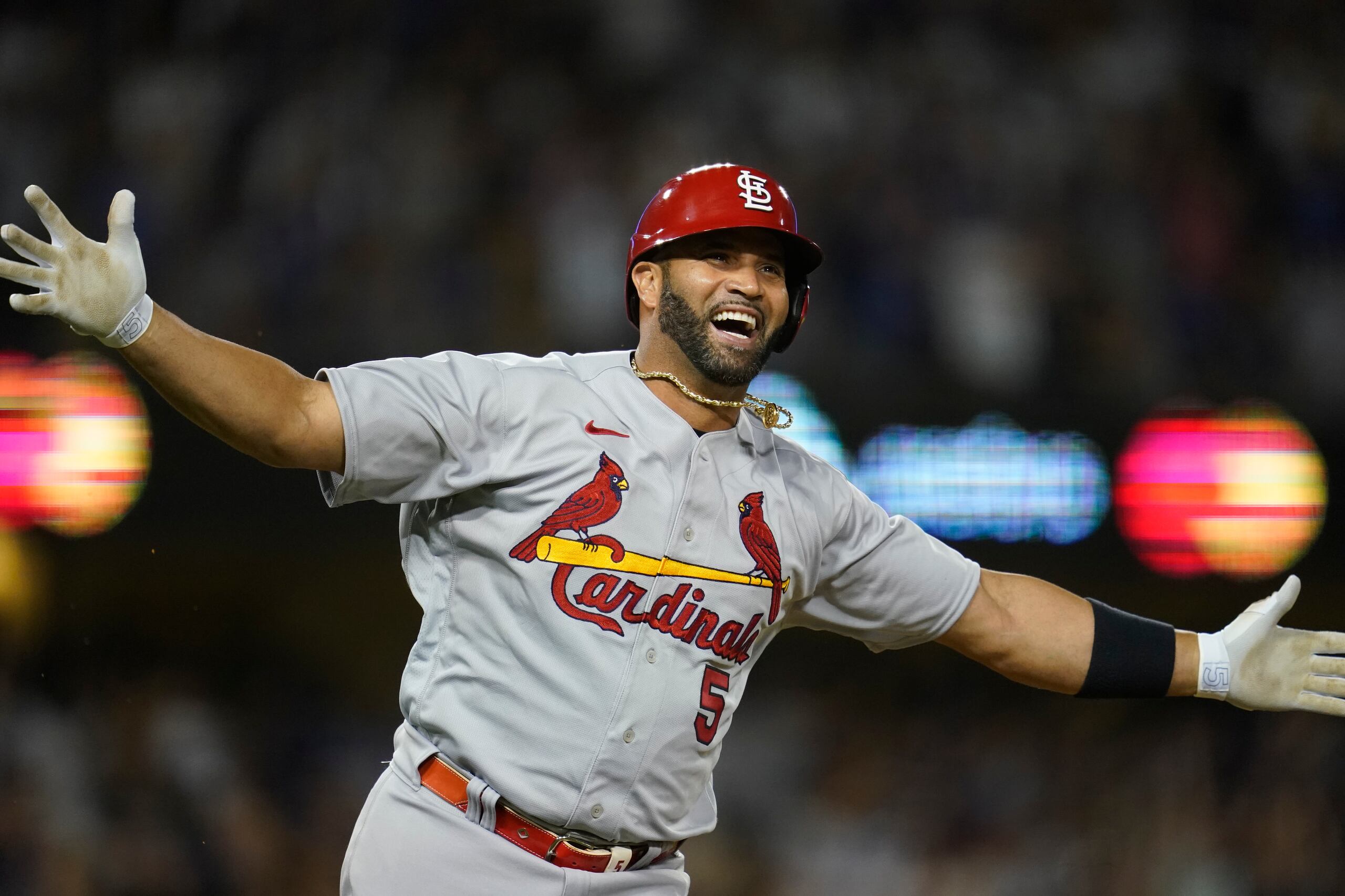 Albert Pujols, de los Cardinals de San Luis, se disfruta el momento mientras recorre las bases tras sacudir su cuadrangular número 700 el viernes ante los Dodgers de Los Angeles.