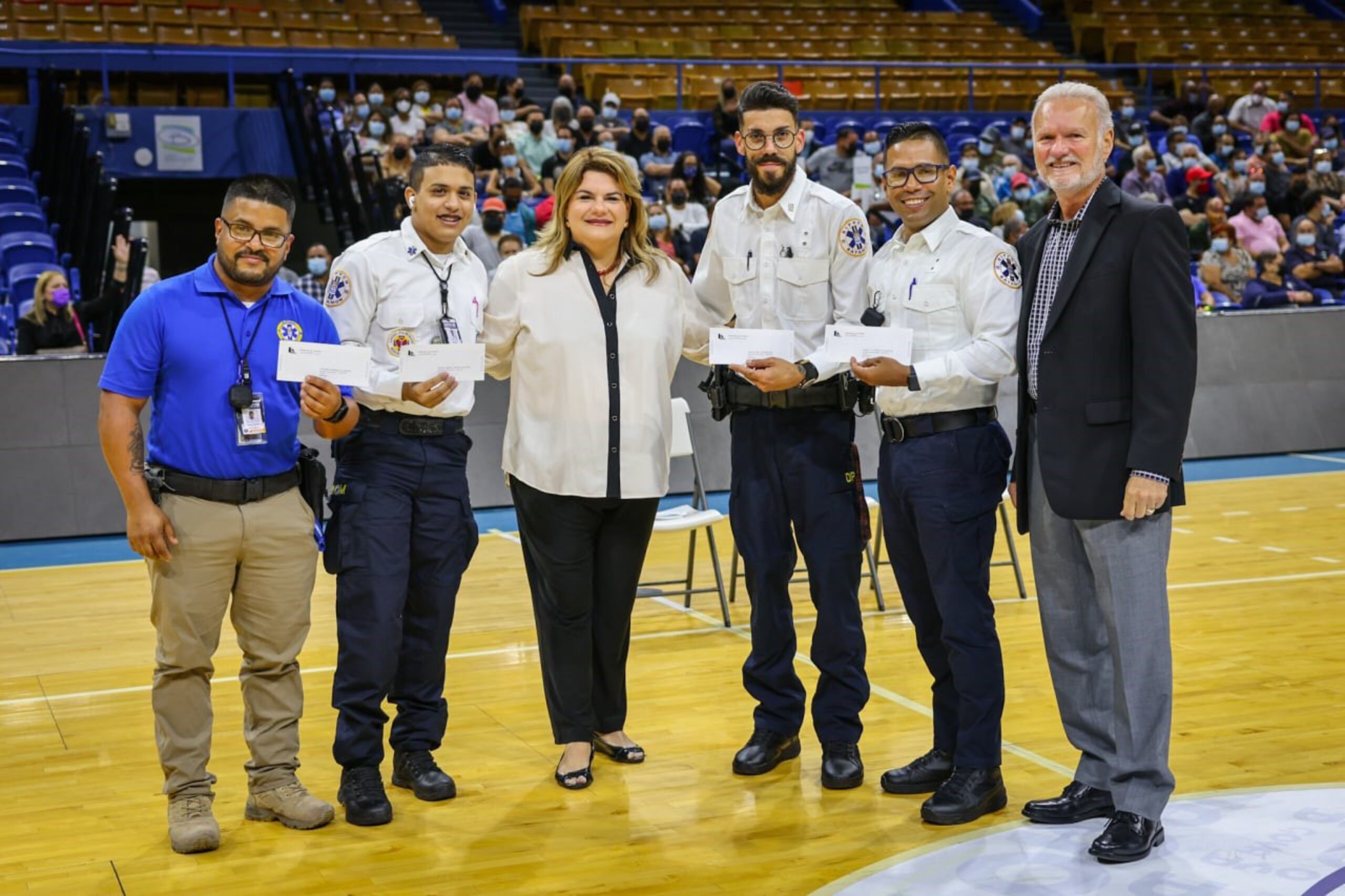 La comisionada residente Jenniffer González y el alcalde de Bayamón, Ramón Luis Rivera, durante la entrega de los incentivos.