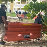 Policía reubica vallas instaladas en playa cerca del condominio Sol y Playa en Rincón