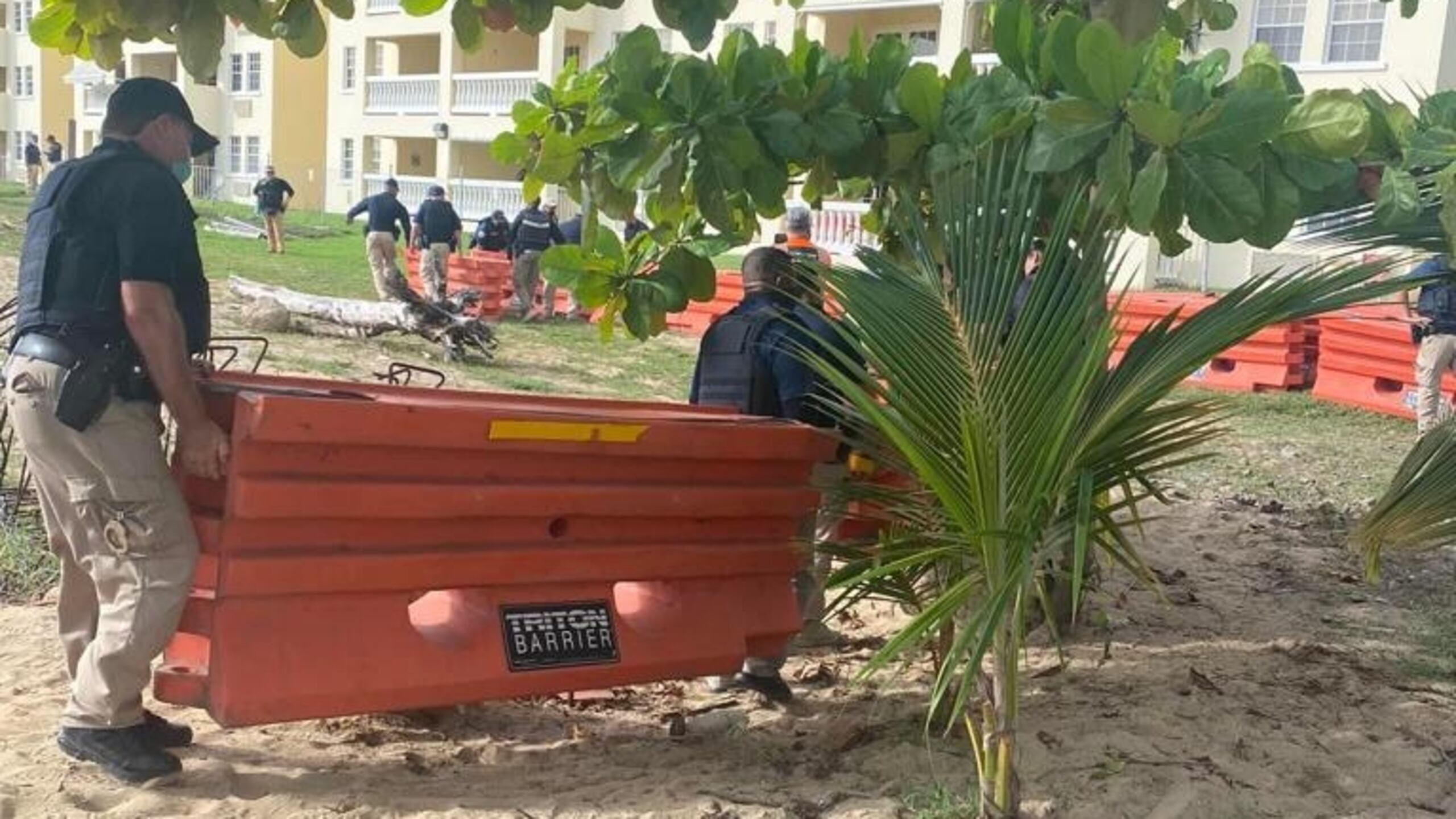 La Policía relocaliza las vallas cerca del complejo de apartamentos tras manifestantes abogar desde la madrugada en contra de su ubicación que protegían la construcción que sigue bajo controversia.