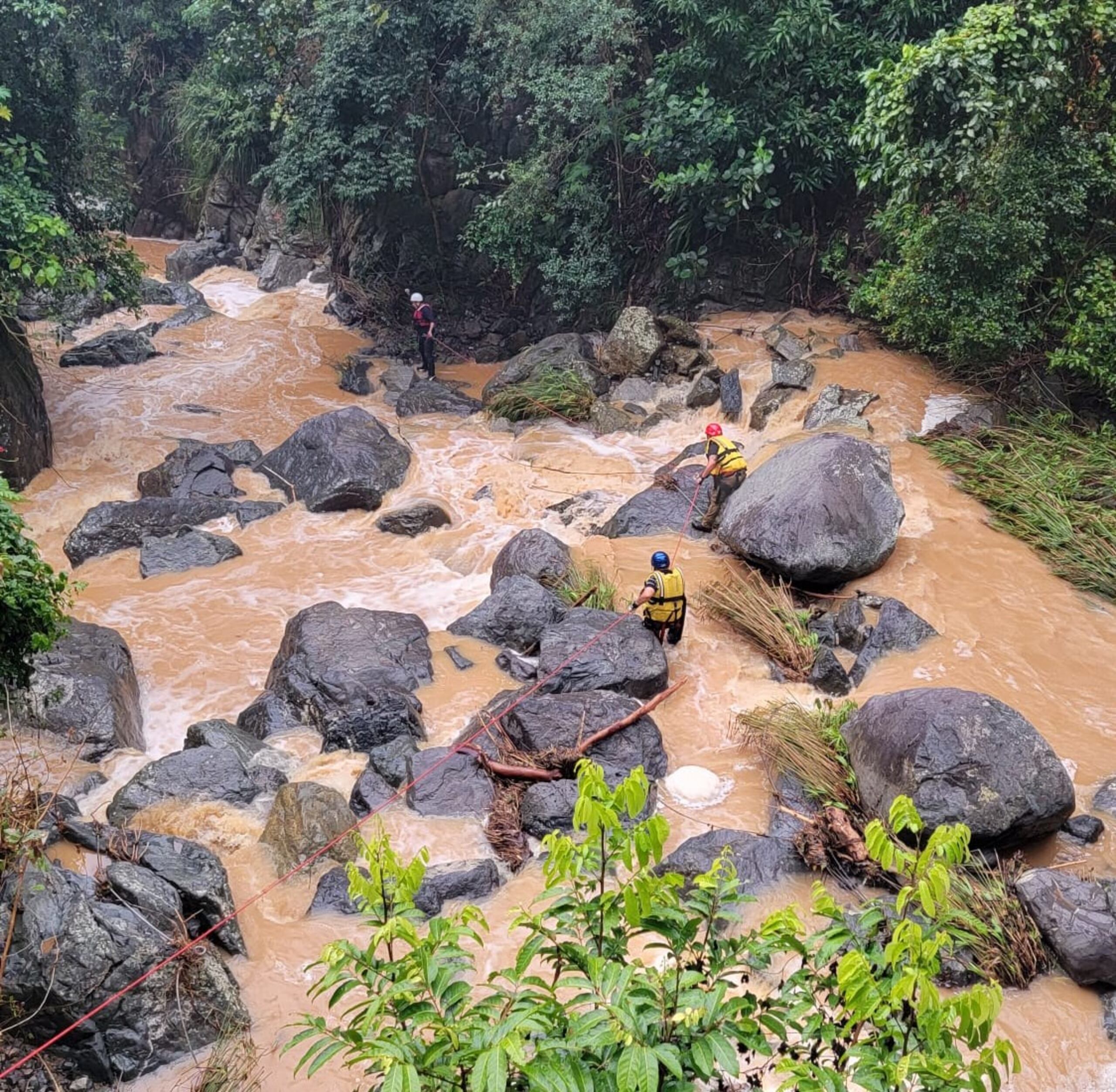 Rescate de dos mujeres tras golpe de agua en el charco La Soplaera en Peñuelas.