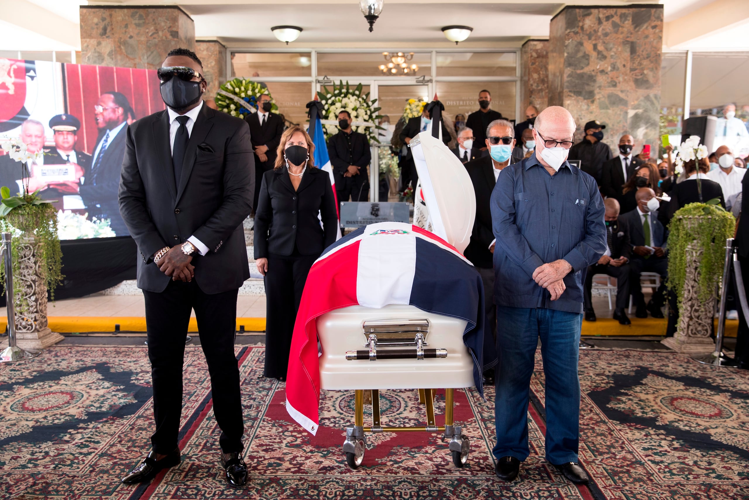 El expelotero de Grandes Ligas David Ortiz y el expresidente Hipólito Mejía, hacen guardia de honor junto a los restos del fallecido merenguero Johnny Ventura hoy, en Santo Domingo. EFE/ Orlando Barría