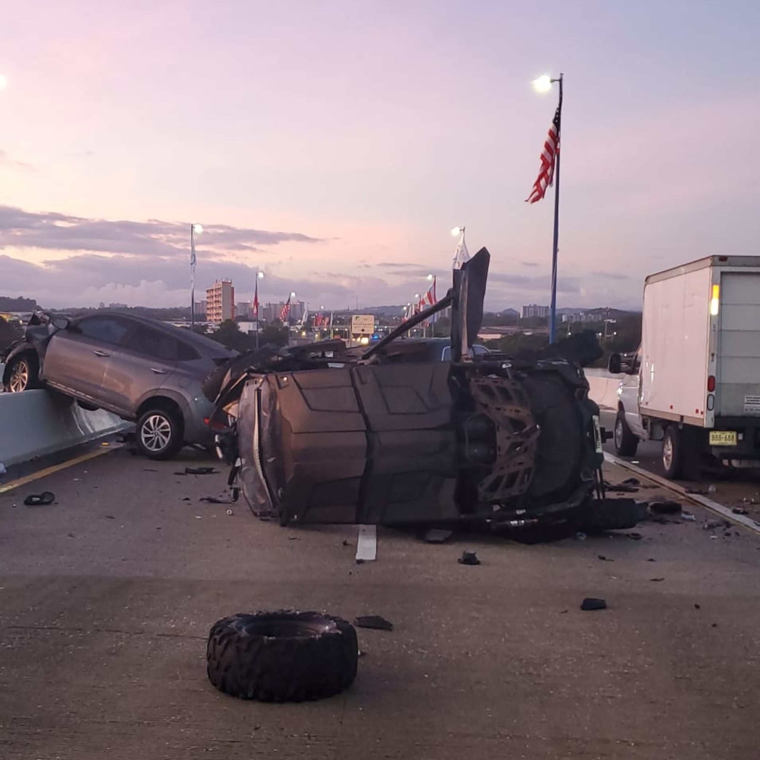 El accidente en el que murió el hermano de Arcángel, se reportó durante la madrugada del 21 de noviembre del 2021 en el puente Teodoro Moscoso.