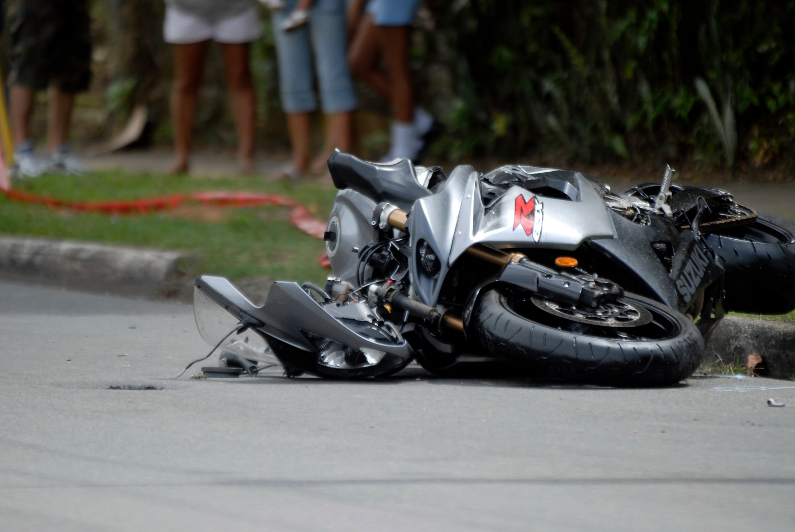 El motociclista fue transportado a un hospital de la zona en condición  grave.