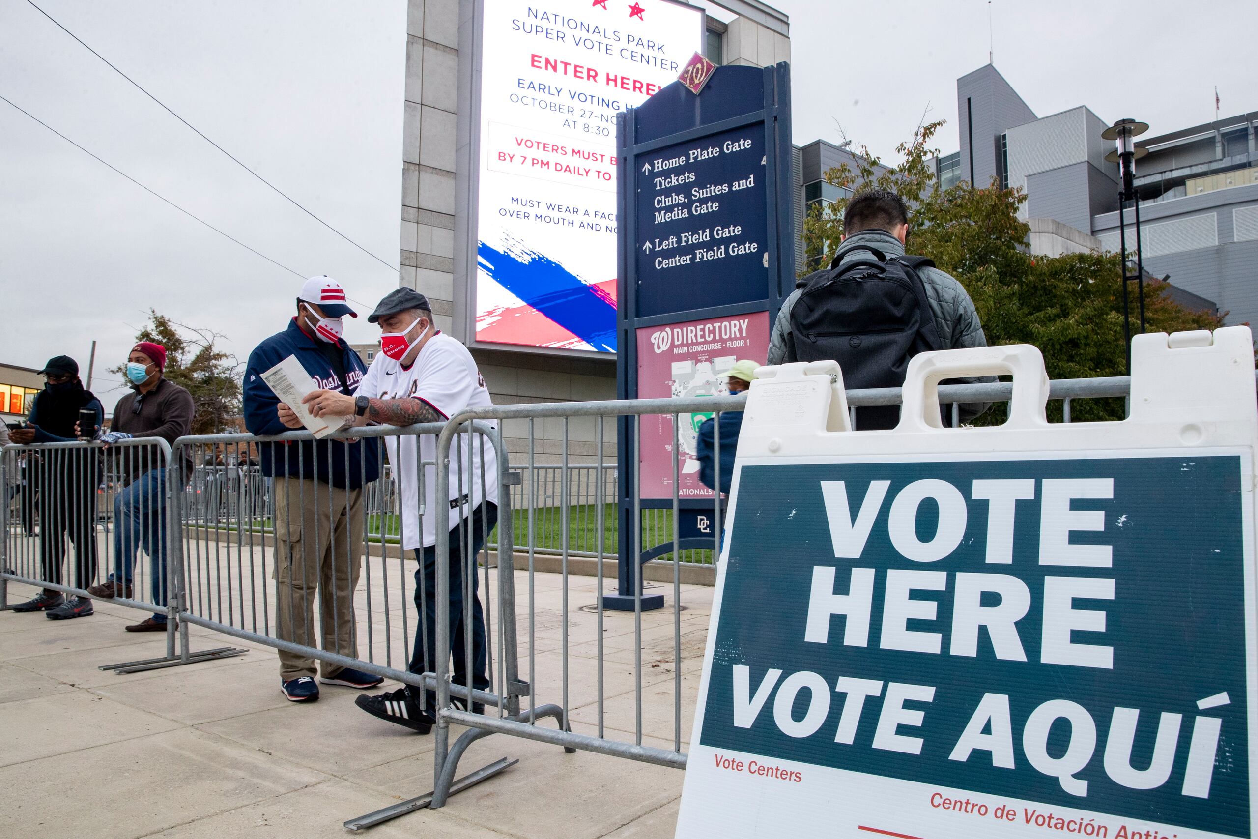 Estos cerca de 70 millones representan ya un 50.5 % de los 136.6 millones que votaron en 2016 en los comicios que enfrentaron a Donald Trump y Hillary Clinton, en las que hubo una participación del 55.7 %.