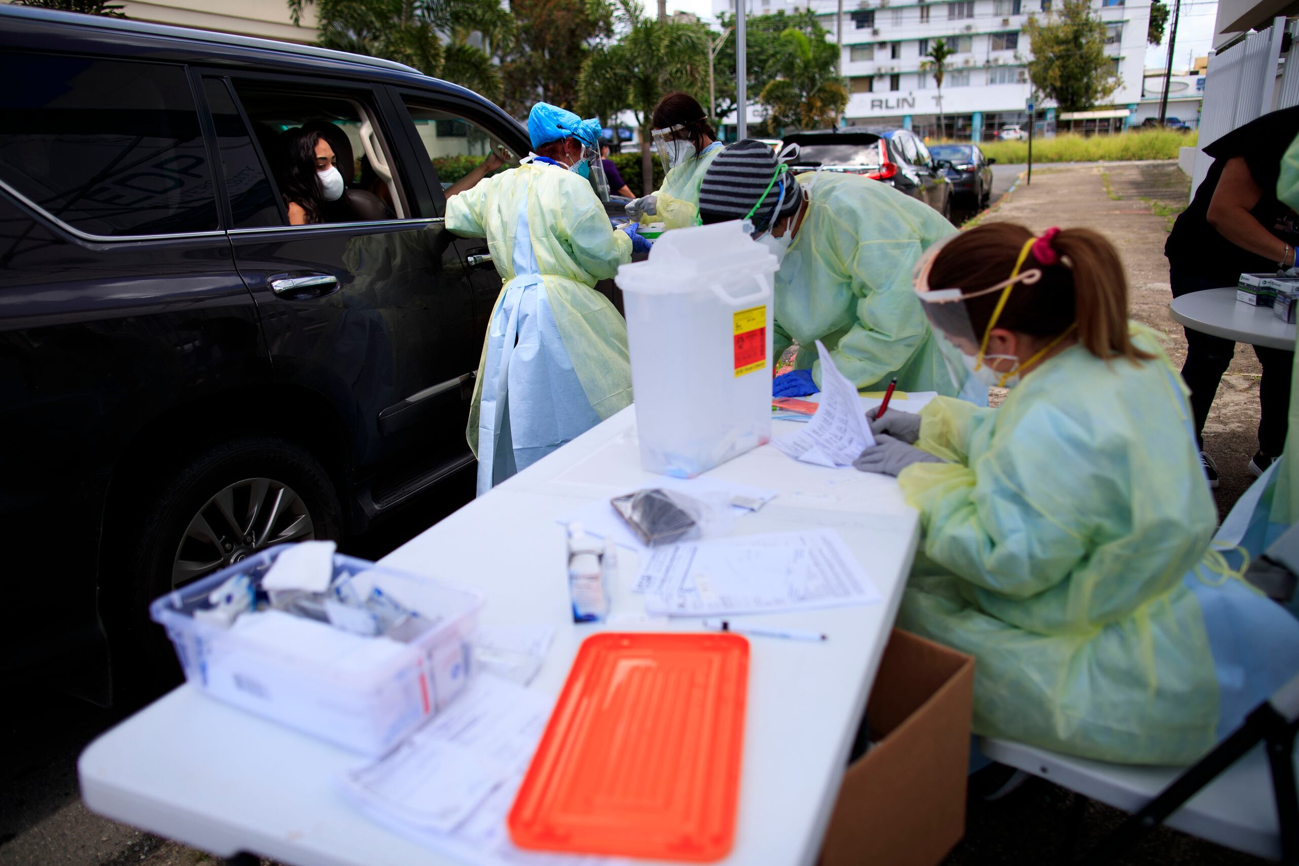 Foto de archivo de personal médico atendiendo la emergencia y tomando pruebas de COVID-19 desde el Colegio de Médicos Cirujanos.