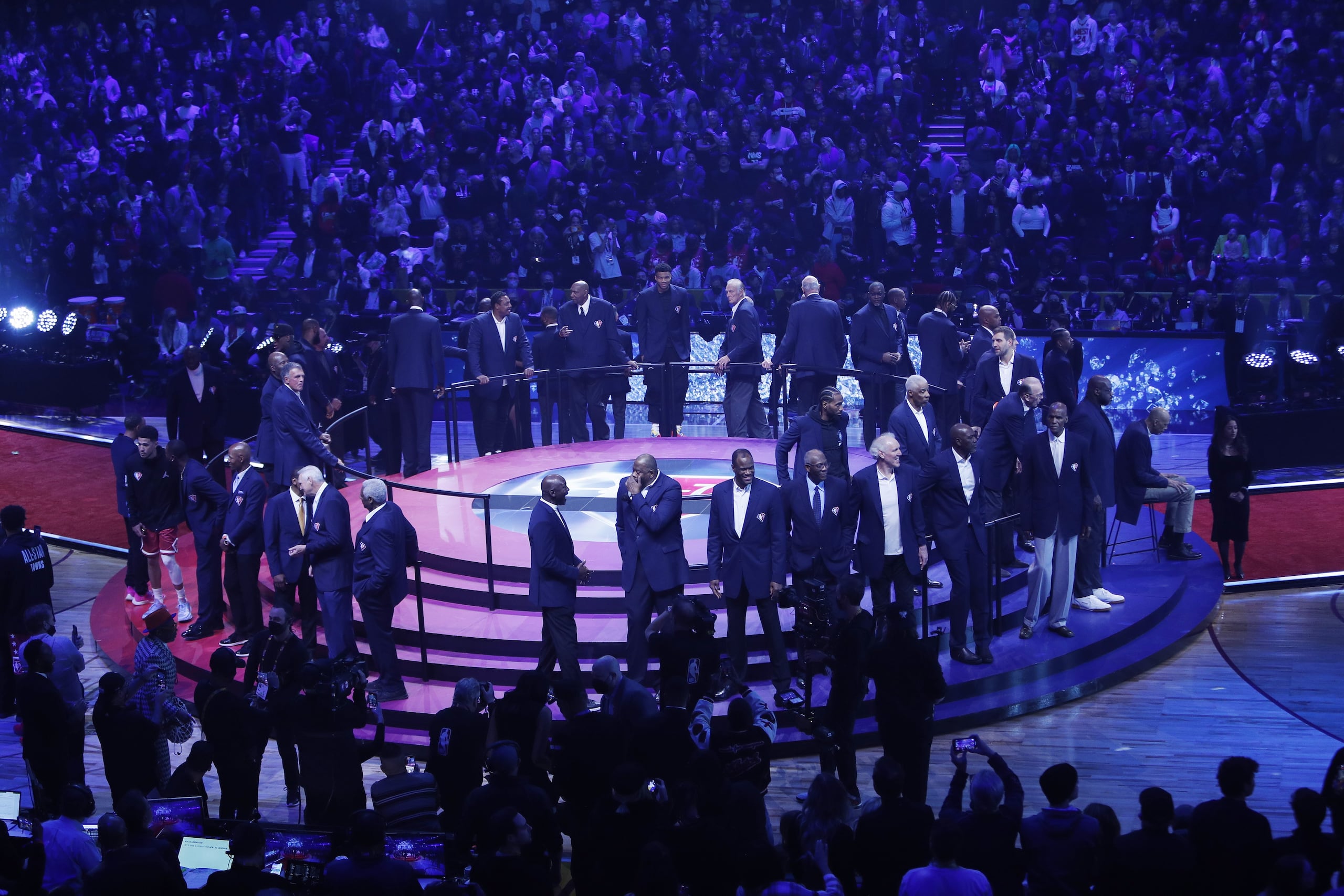 75 grandes jugadores seleccionados por la NBA fueron reconocidos durante el medio tiempo del Juego de Estrellas, celebrado el domingo en Cleveland. Presentes estuvieron la mayoría de ellos. Otros se ausentaron por razones personales; algunos otros ya fallecieron.