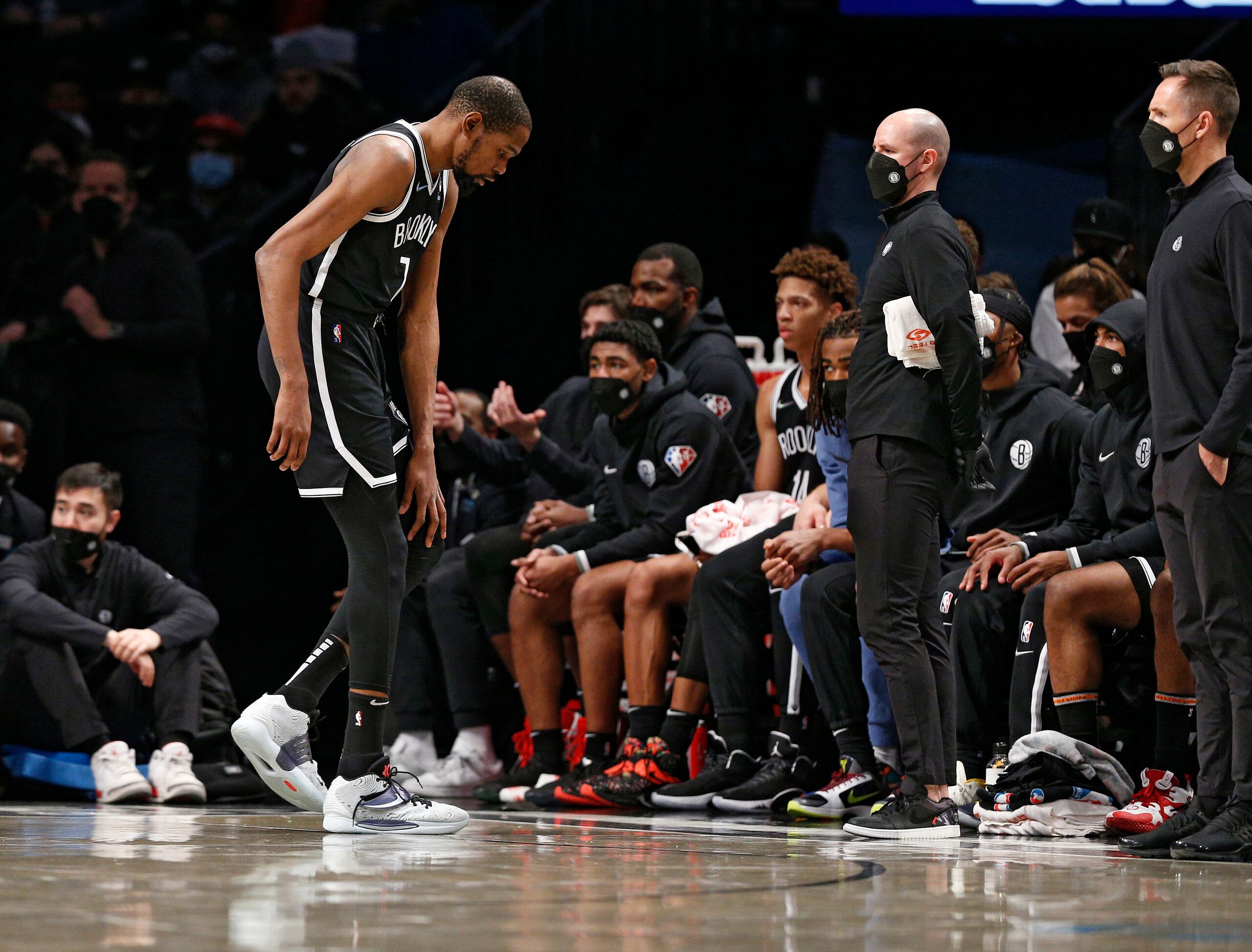 Kevin Durant (7), aquí abandonando la cancha por una lesión, sufrió el domingo el fallecimiento de su abuela.