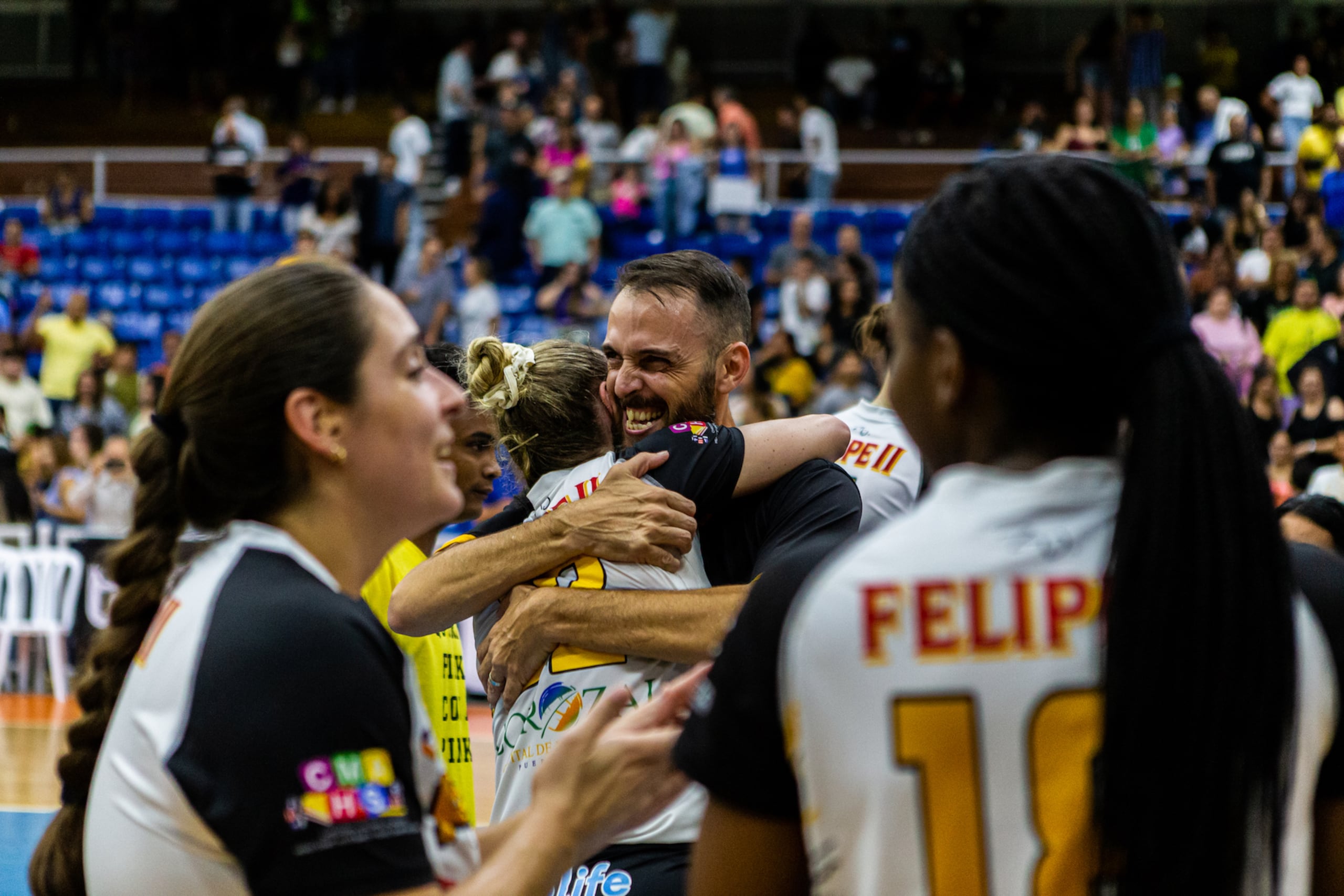 Ángel Pérez, piloto de las Pinkin de Corozal, festeja el pase de su sexteto a la final del Voleibol Superior Femenino el viernes, el mismo día en que fue anunciado como Dirigente del Año del torneo.