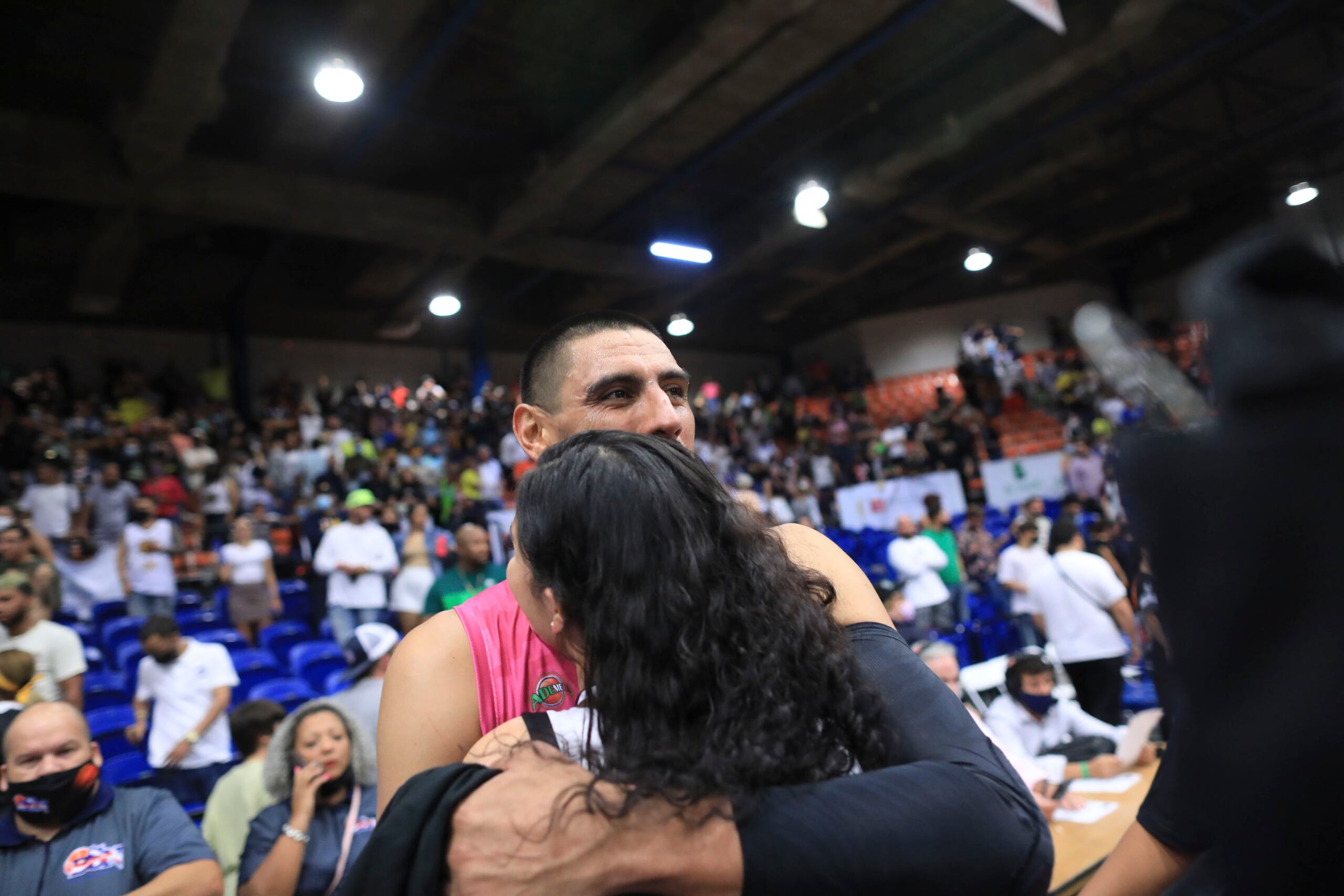 Gustavo Ayón festeja el campeonato de los Capitanes de Arecibo, al que aportó con su presencia en ambos lados de la cancha.