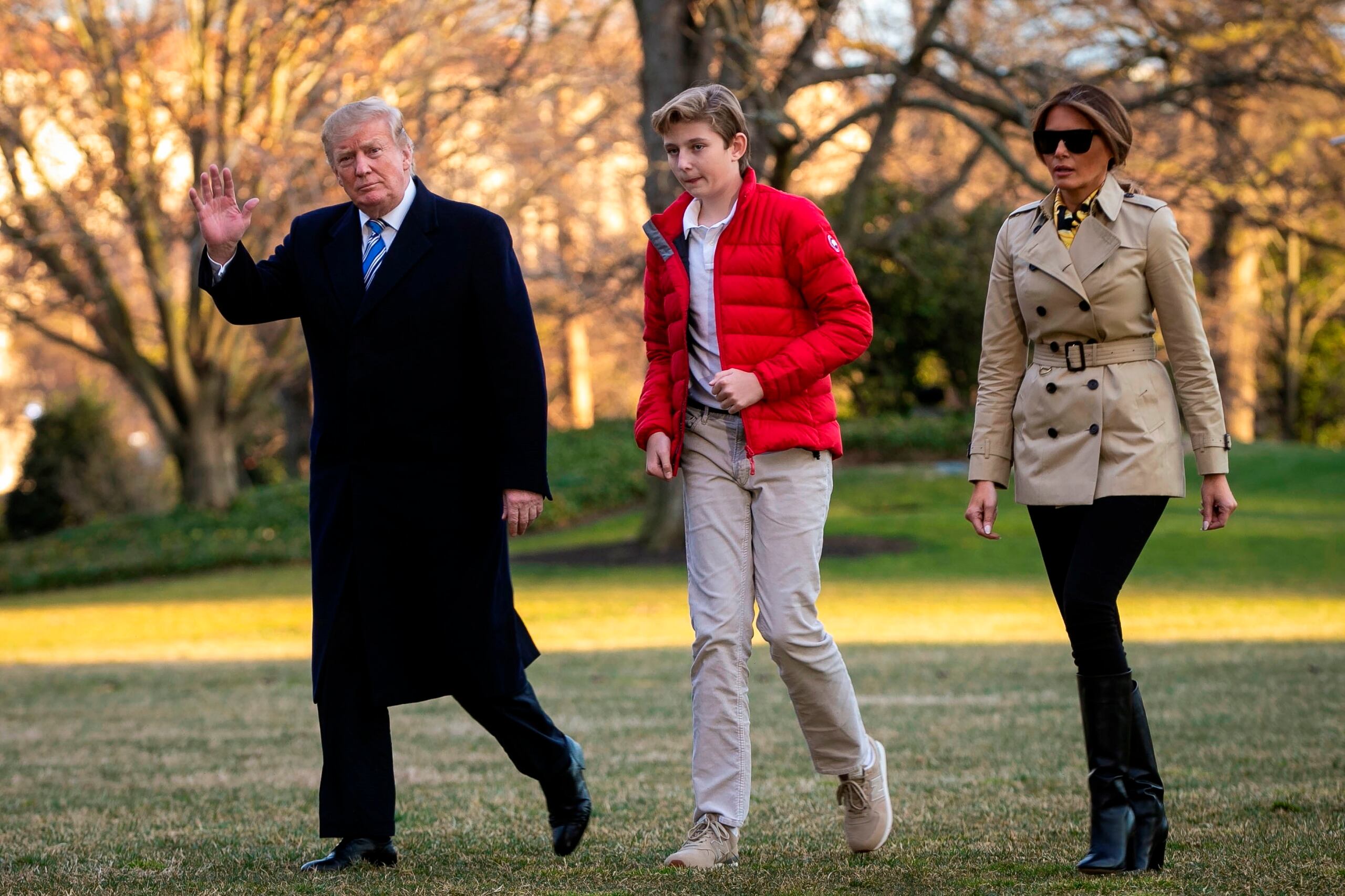 En la imagen, el expresidente de Estados Unidos Donald J. Trump, la ex primer dama Melania Trump y su hijo menor Barron Trump.