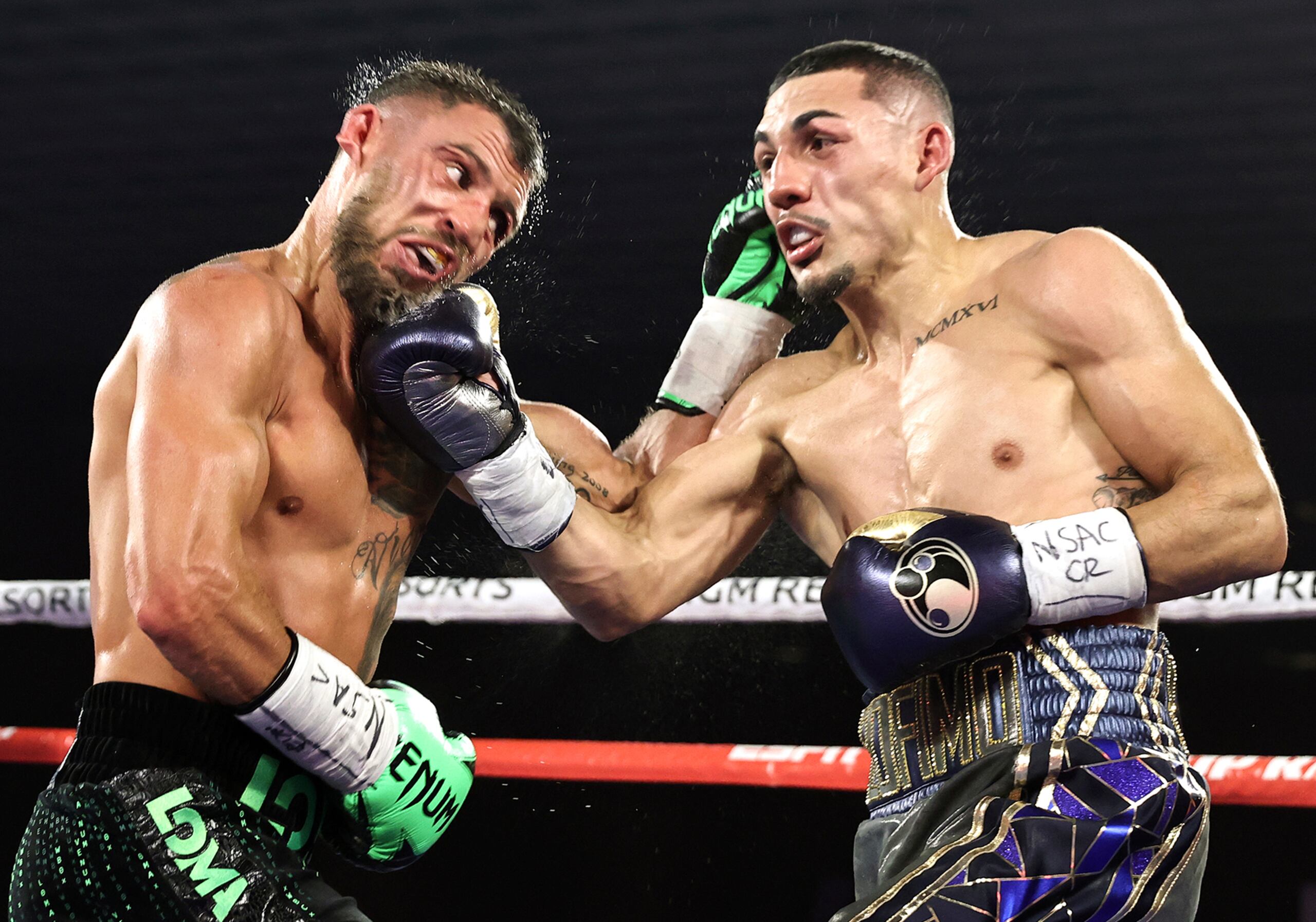 Vasiliy Lomachenko y Teófimo López intecambias golpes durante su anticipado combate en Las Vegas.