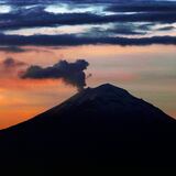 Autoridades mexicanas elevan alerta por explosiones del volcán Popocatépet