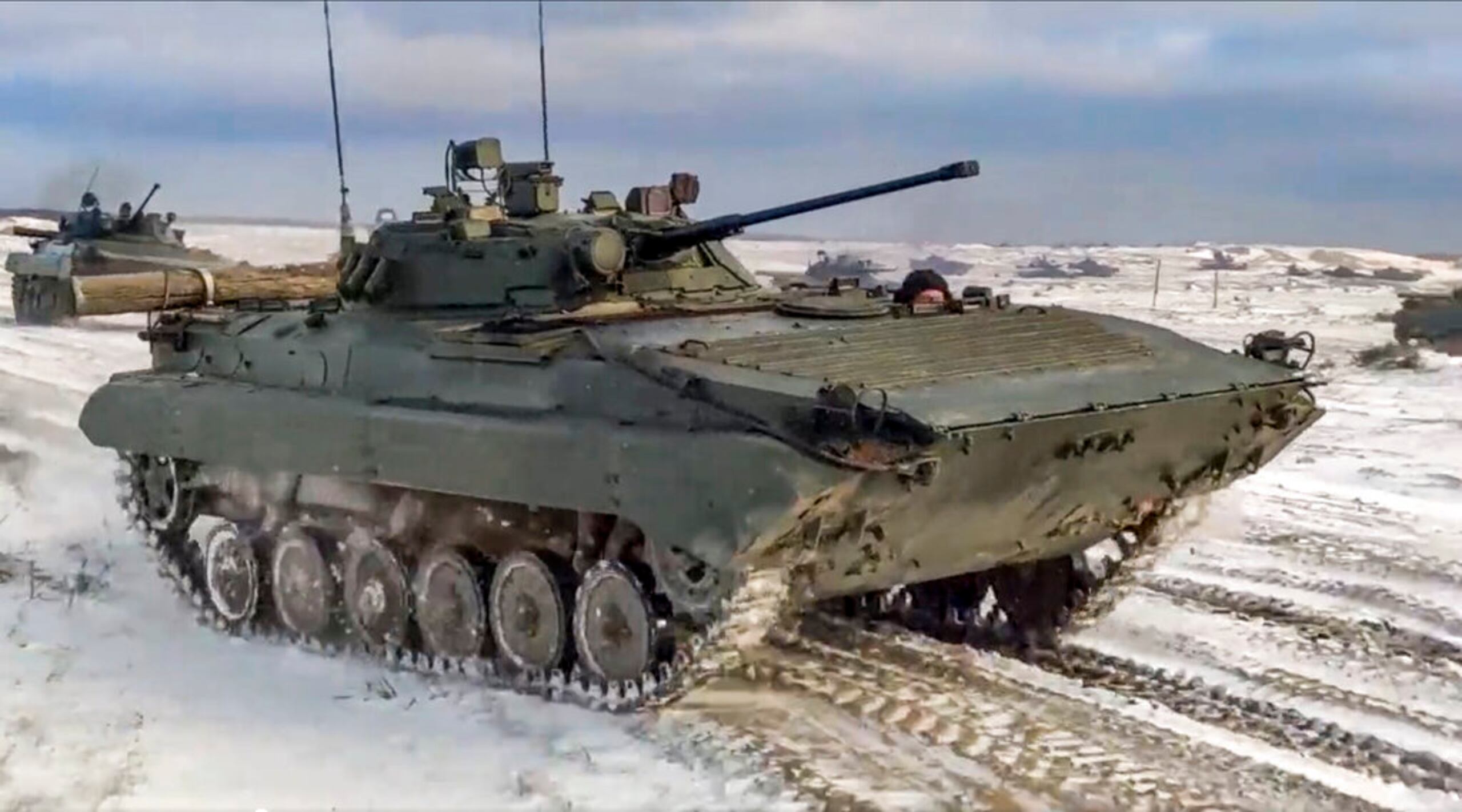 Vehículos blindados rusos y bielorrusos conducen durante ejercicios militares conjuntos en el campo de tiro de Brestsky, Bielorrusia.