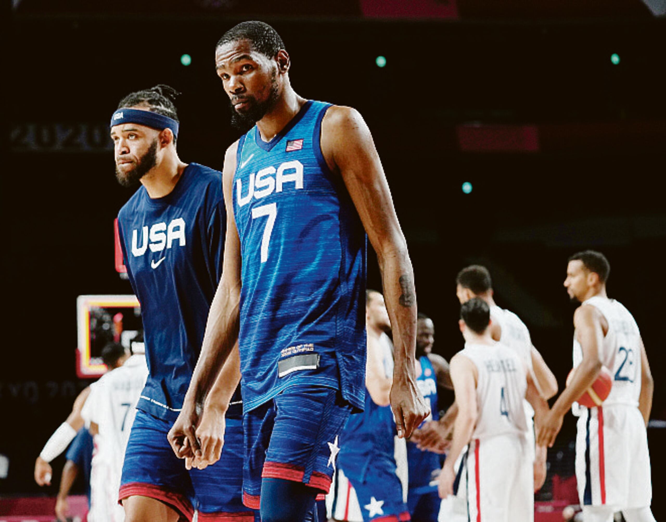 Javale McGee y Kevin Durant abandonan la cancha olímpica luego de su derrota 83-76 ante Francia en el juego del 25 de julio.