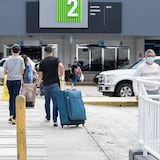 Lleno el estacionamiento del aeropuerto LMM  por alto tráfico de pasajeros