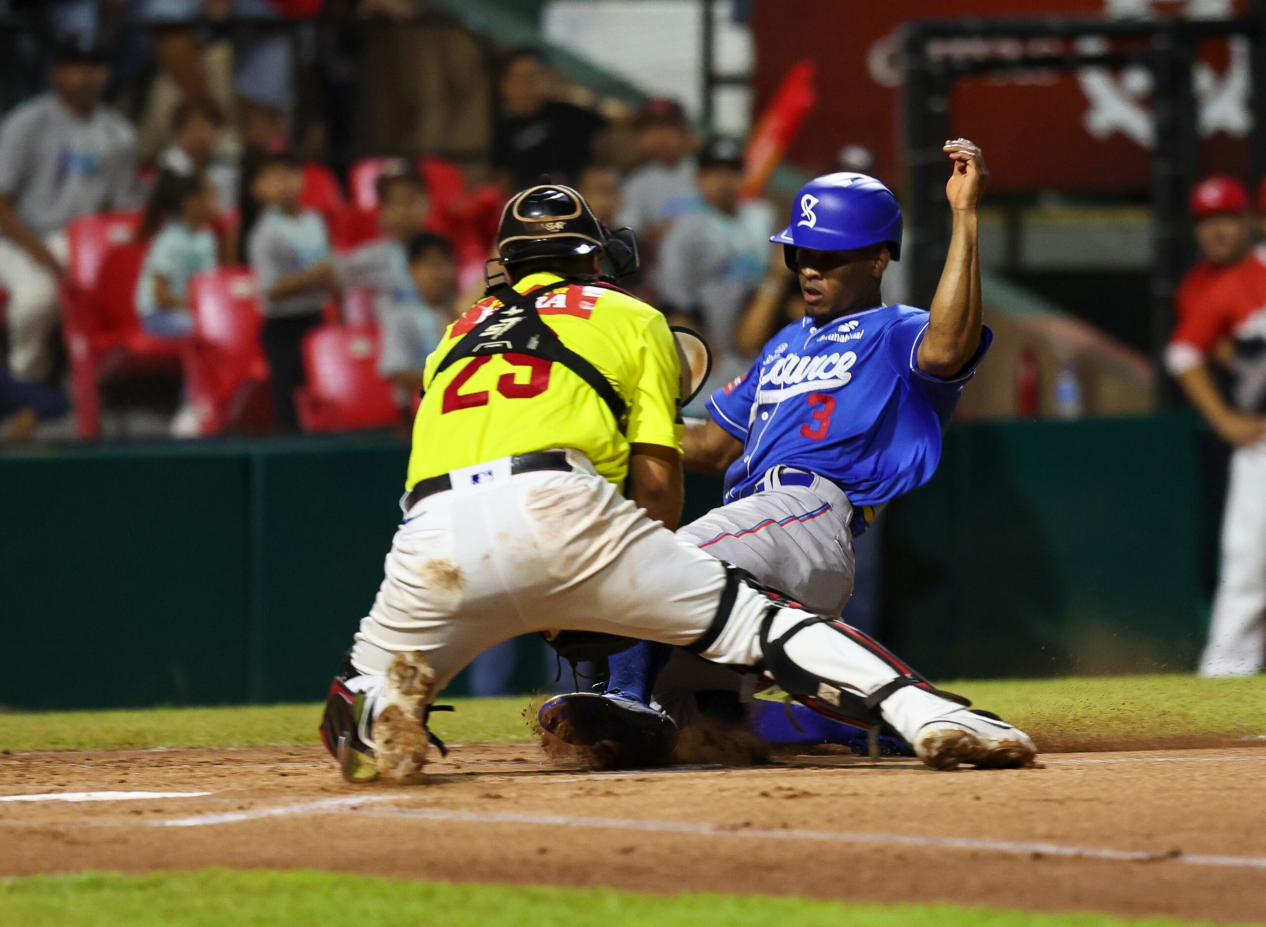 3 de Diciembre del 2022 Estadio. Idelfonso. Sola Morales de Caguas partido. Entre los criollos de Caguas y. Cangregeros de Santurce com parte de la celebración. De los 25 aniversario del periódico primera hora. Habían. Expo. De fotos  y. El. Editor Deportivo. Noel Piñero. Lanzaba  el. Pichel. De honor  Maguneris sierra. En el. Plato. Y Jonatan. Morales 
david.villafane@gfrmedia