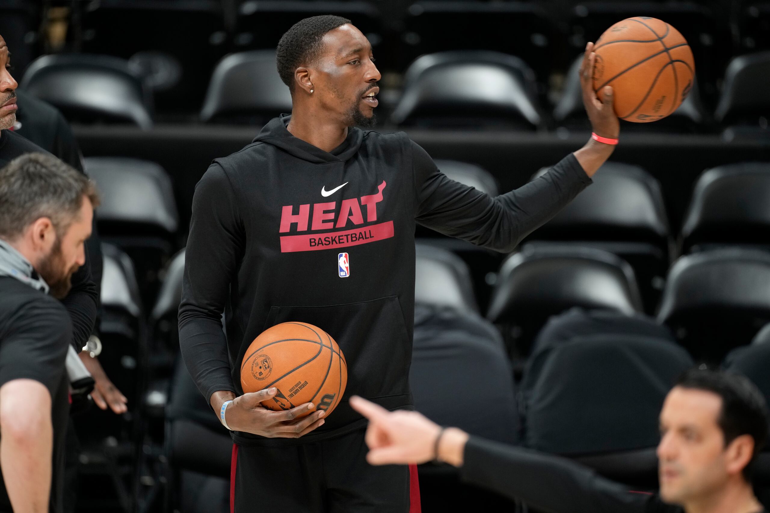 Bam Adebayo, pívot del Heat de Miami, participa en la práctica del sábado 3 de junio de 2023, para el segundo encuentro de las Finales de la NBA (AP foto/David Zalubowski)