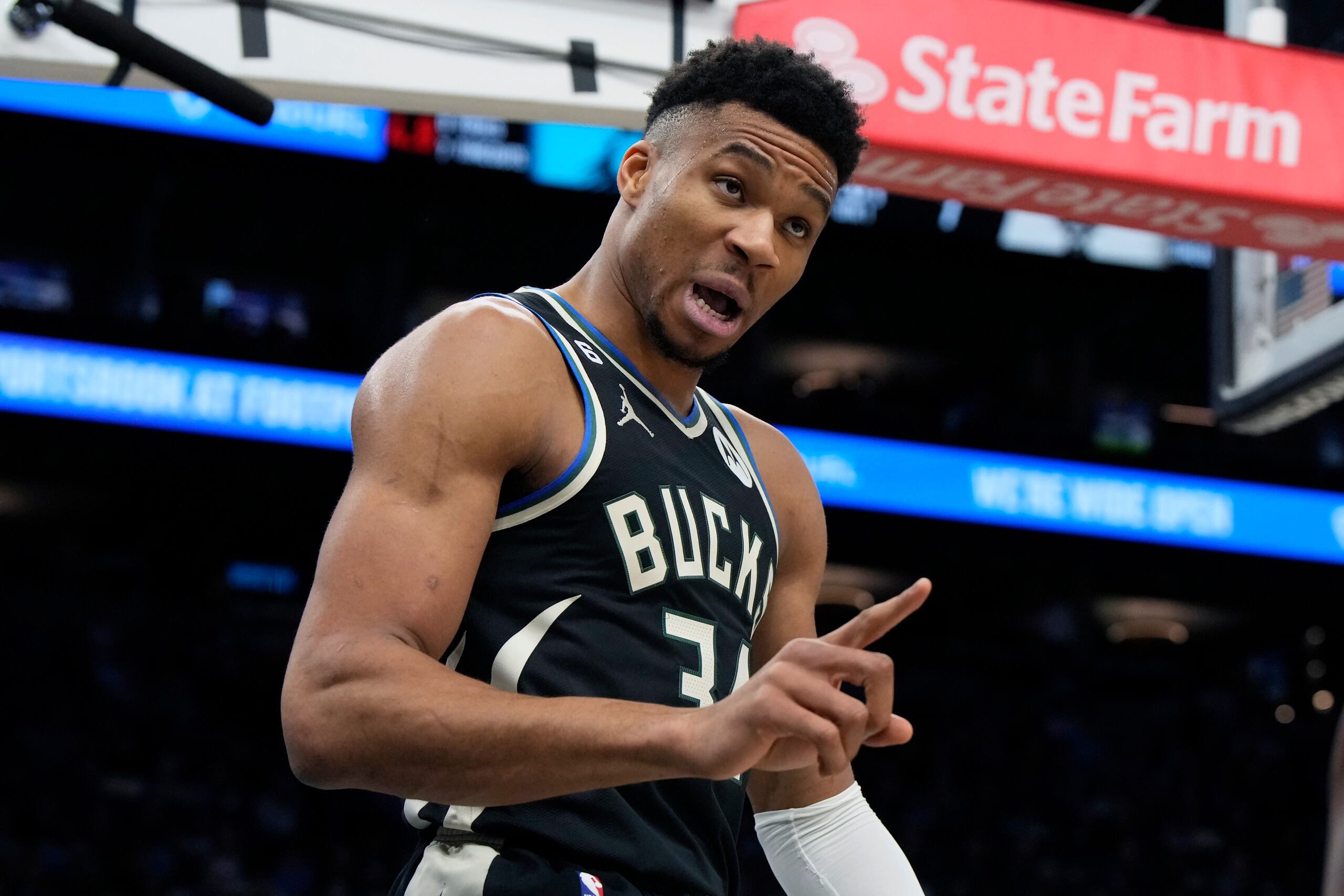 Giannis Antetokounmpo , de los Bucks de Milwaukee, reacciona tras una falta en la primera mitad del juego de la NBA que enfrentó a su equipo con los Suns de Phoenix.