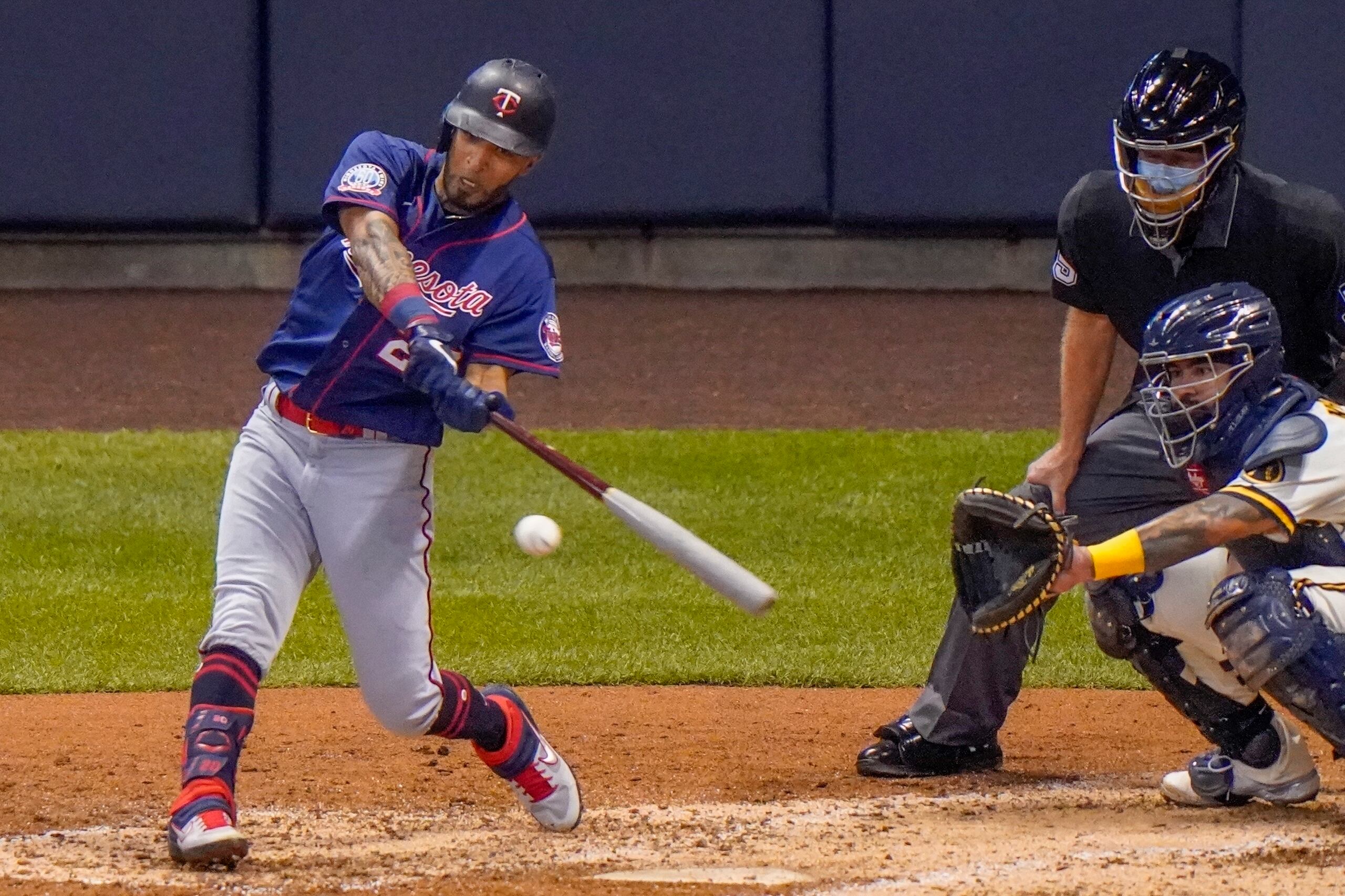 El puertorriqueño Eddie Rosario de los Mellizos de Minnesota conecta un sencillo ante los Cerveceros de Milwaukee el lunes 10 de agosto de 2020, en Milwaukee. El guayamés terminó como líder entre los peloteros boricuas en jonrones, con 13, y carreras remolcadas con 42.