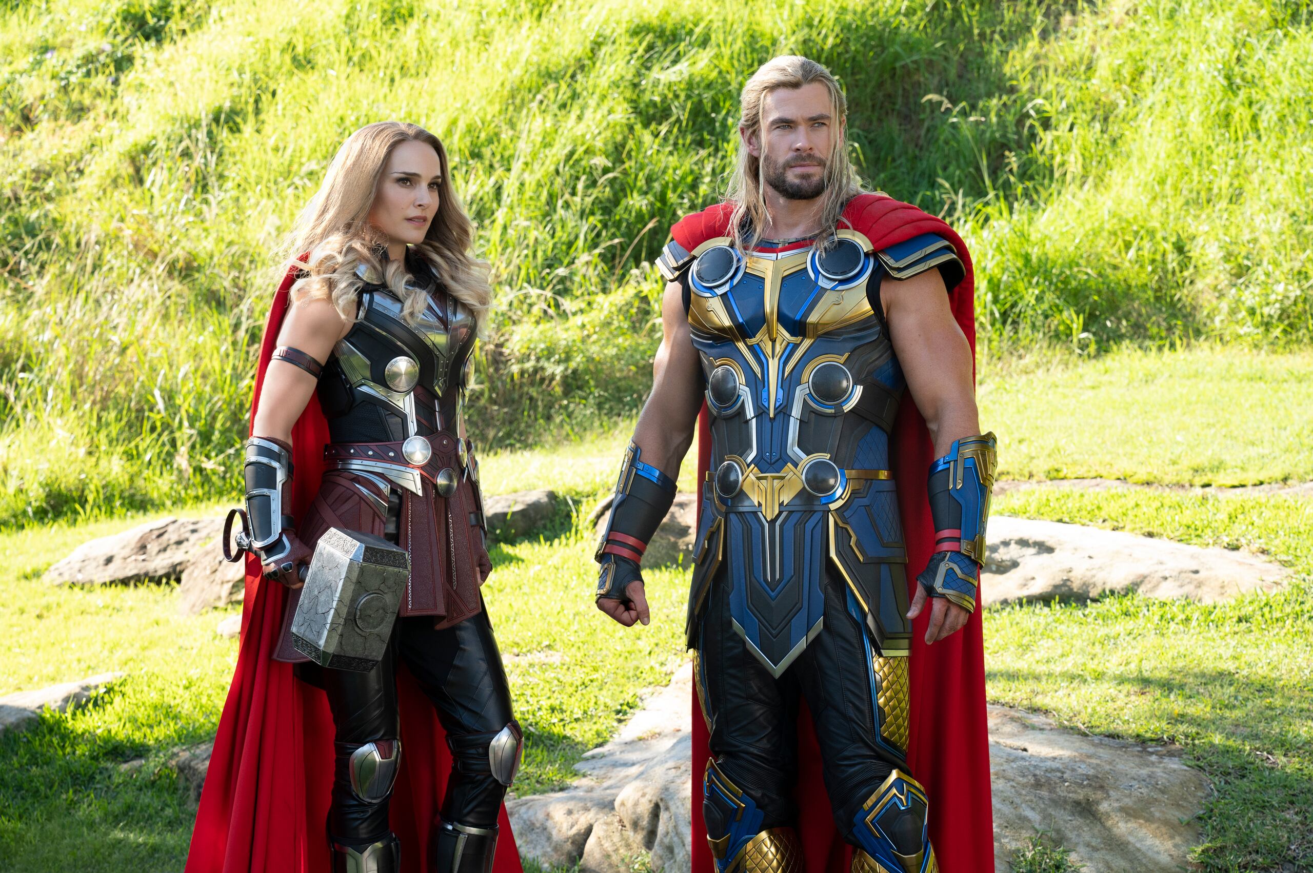 Natalie Portman y Chris Hemsworth protagonizan "Thor: Love and Thunder".