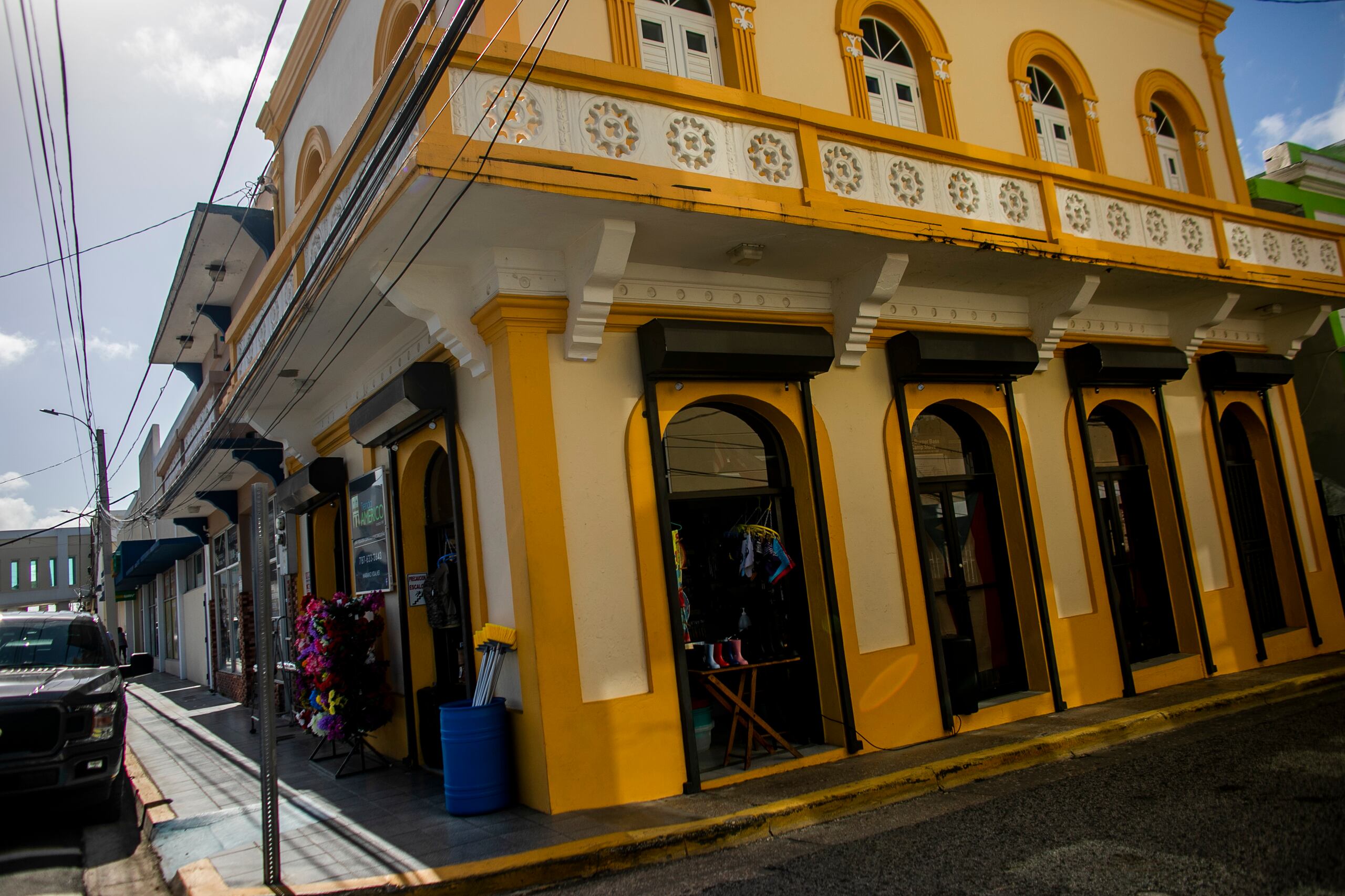 Fachada del exterior de la Tienda Américo, en el pueblo de Arecibo.