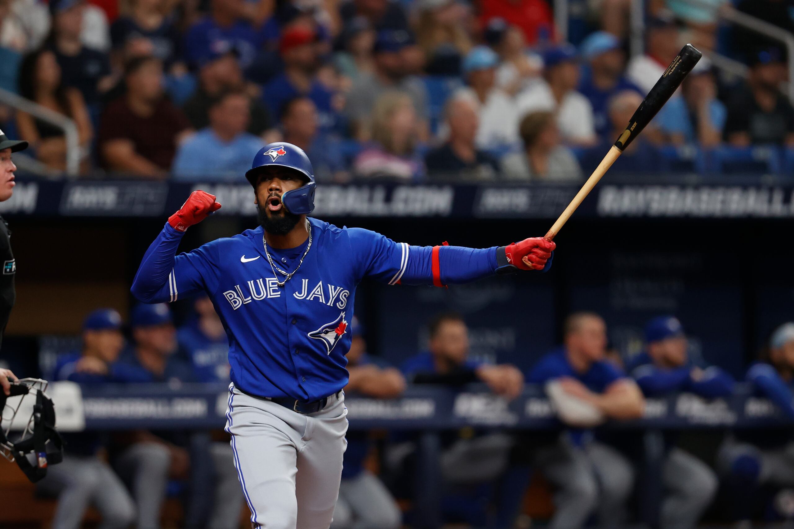 El dominicano Teoscar Hernández pasó el miércoles de los Azulejos de Toronto a los Mariners de Seattle a cambio de dos lanzadores.