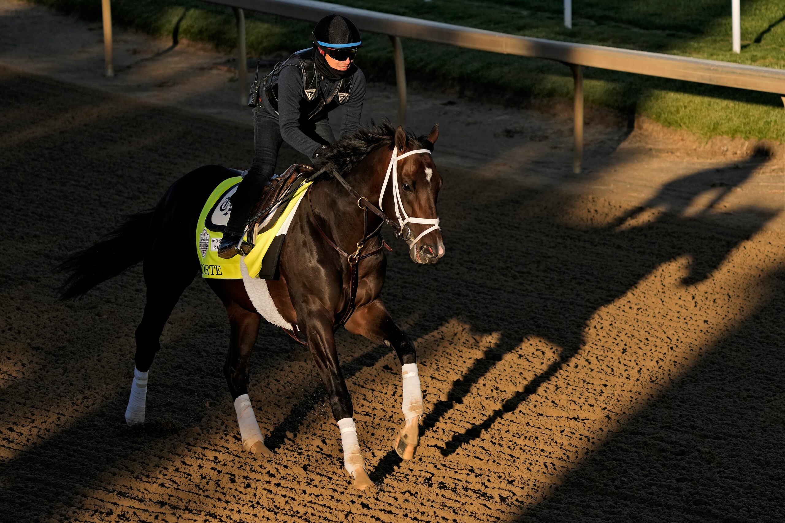 En foto del miércoles 3 de mayo del 2023, la potranca Forte realiza un entrenamiento en Churchill Downs antes del Derby de Kentucky.