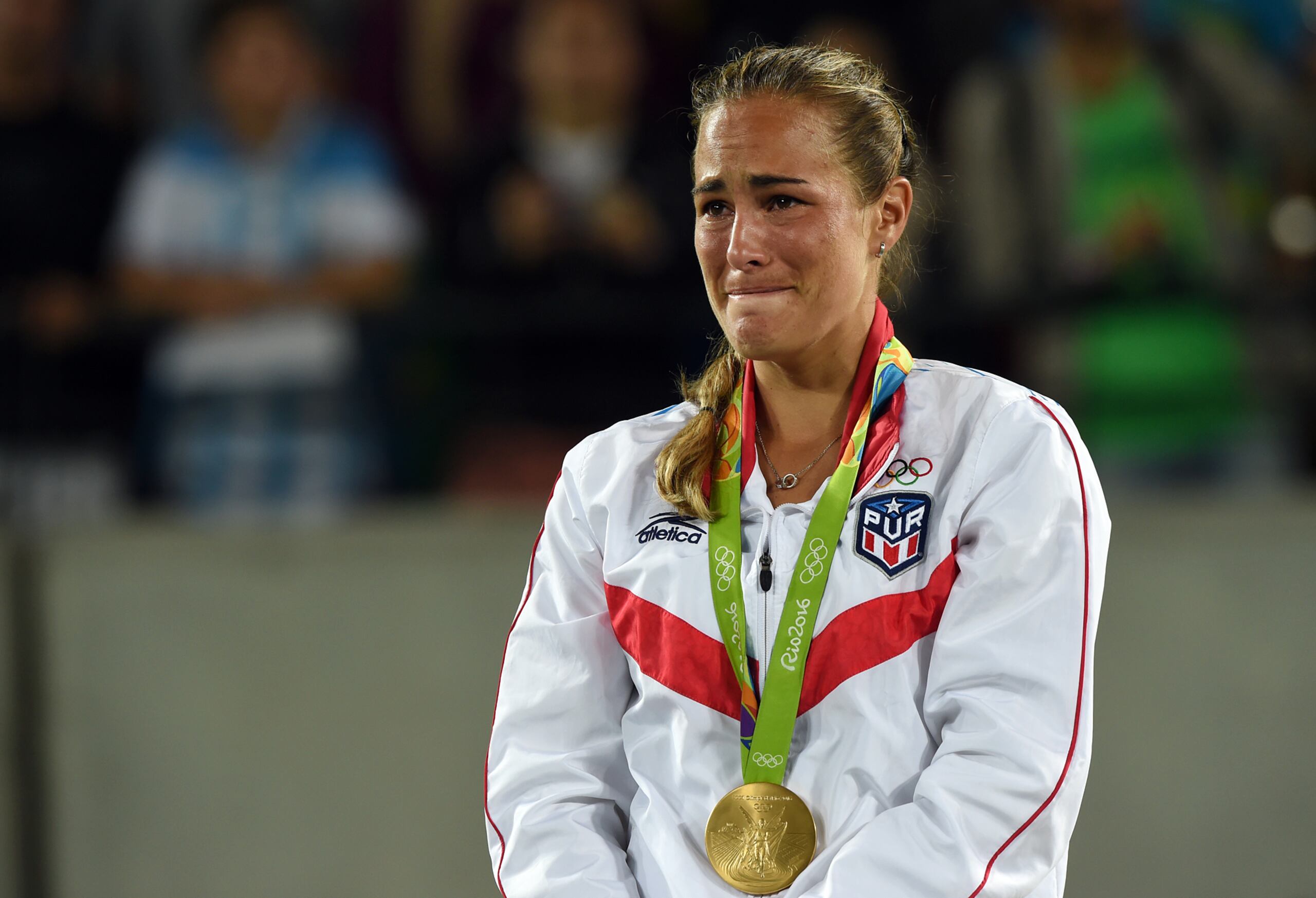 La tenista boricua Mónica Puig escucha La Borinqueña, entre lágrimas, tras su gesta en los Juegos Olímpicos Río 2016. Ese día se convirtió en la primera atleta del Comité Olímpico de Puerto Rico en ganar una medalla de oro a nivel olímpico.