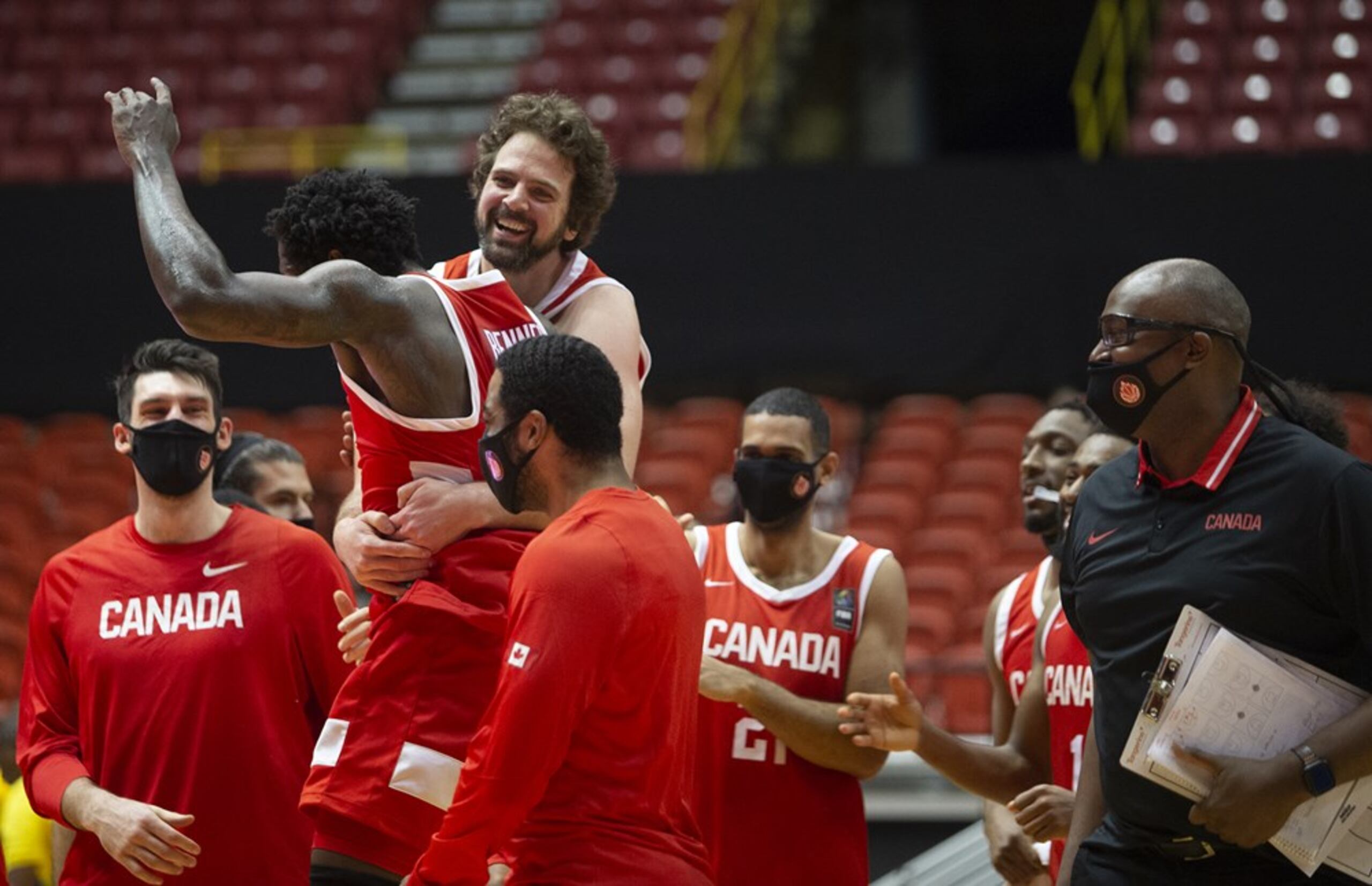 Los canadienses celebran el canasto de la victoria contra Islas Vírgenes estadounidenses en el Clemente.