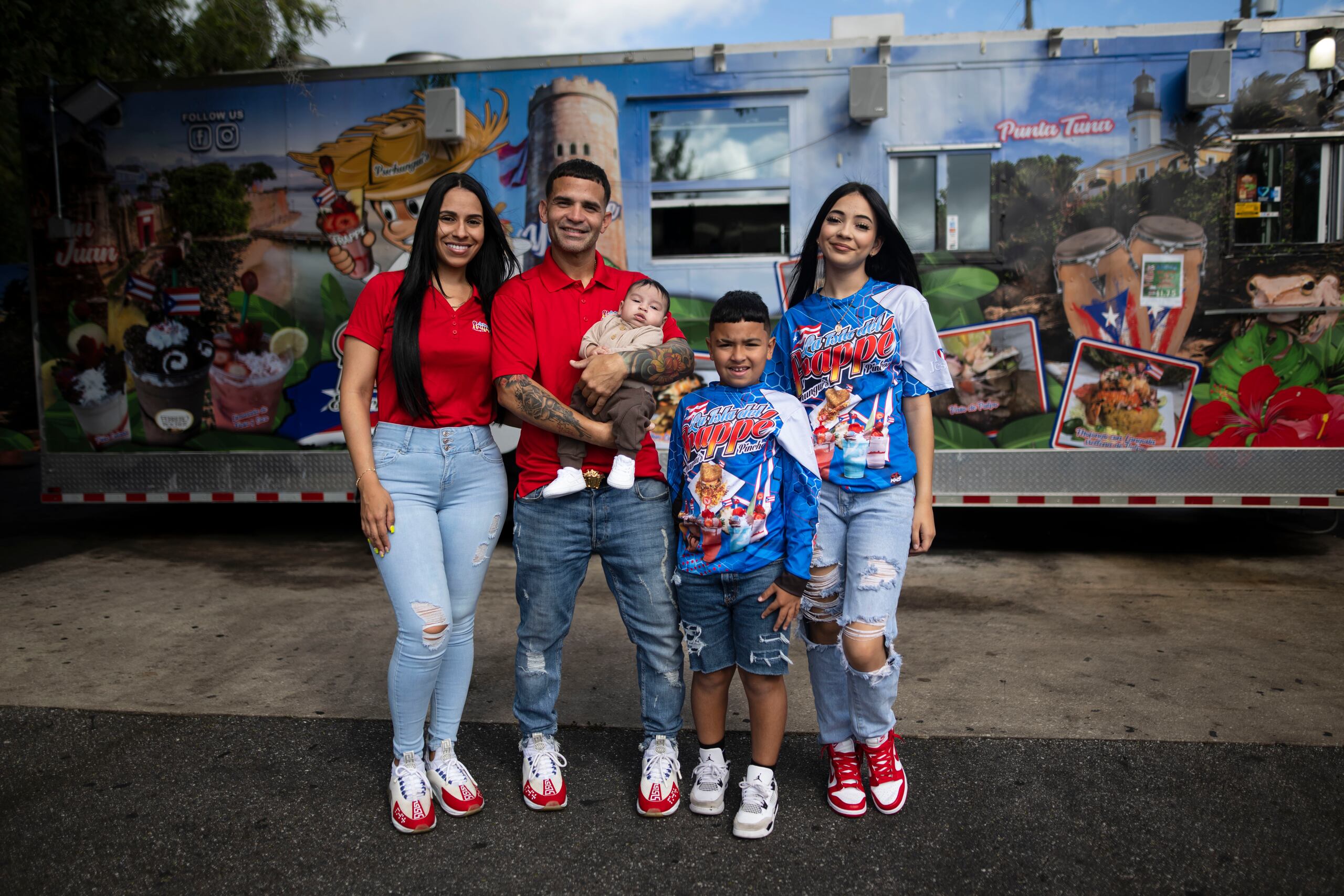 Héctor y Yeneska junto a sus hijos Lineka, Yeniel Jesús y Matías Jesús. 