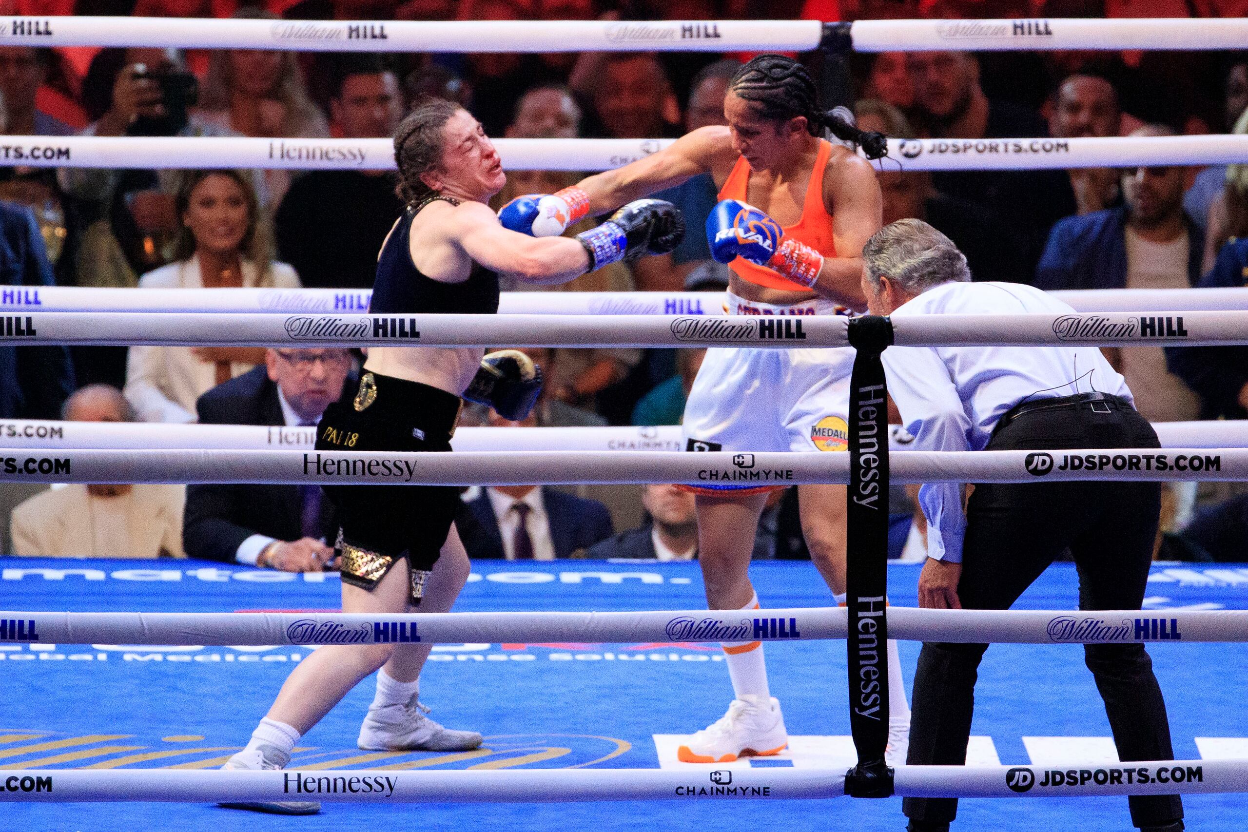 Katie Taylor (izquierda) escapó con una decisión dividida cuando enfrentó a Amanda Serrano el pasado abril.