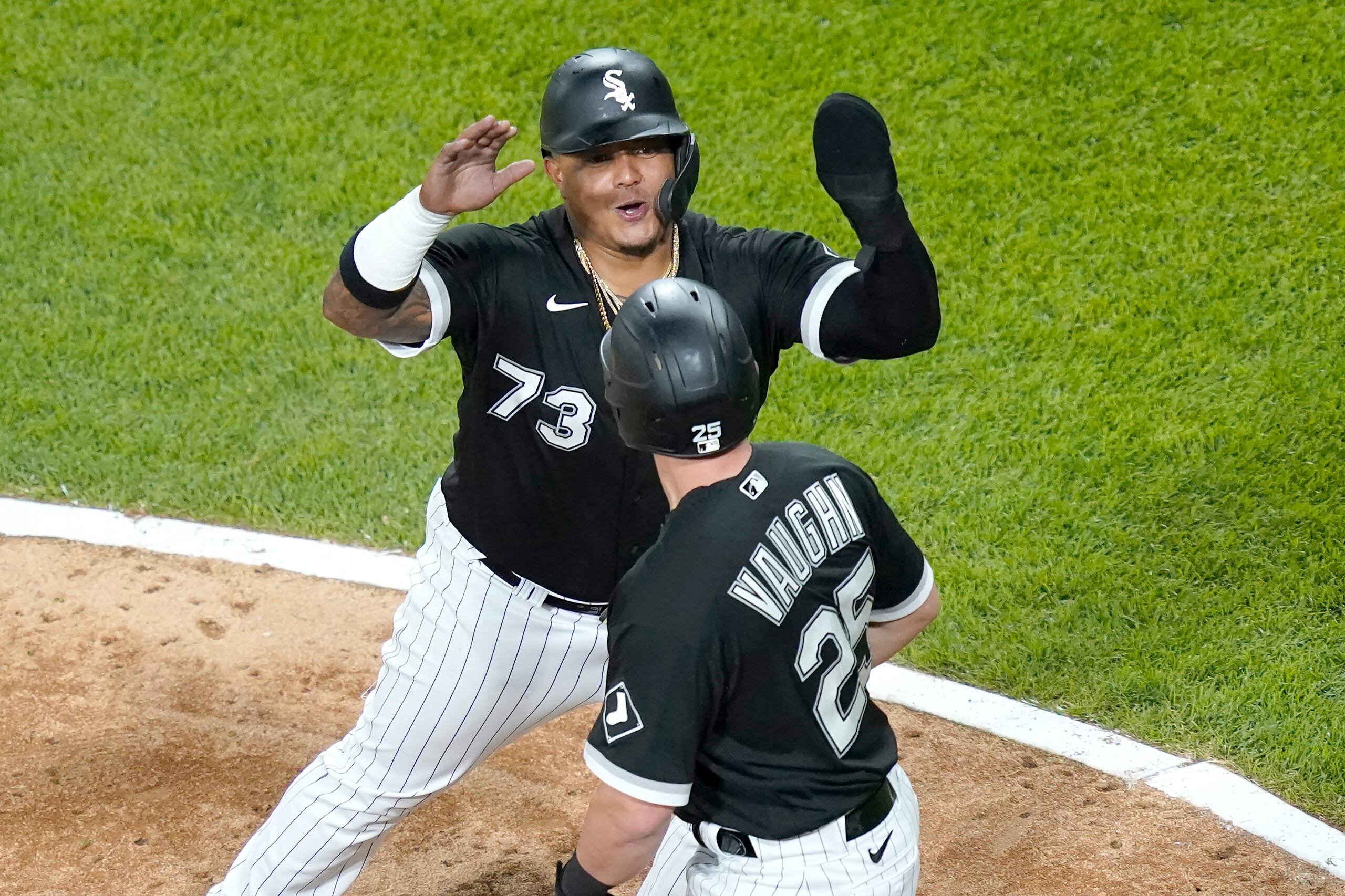 Yermín Mercedes (73) celebra con su compañero de los White Sox, Andrew Vaugh, luego de que ambos anotaran con un jonrón del último.