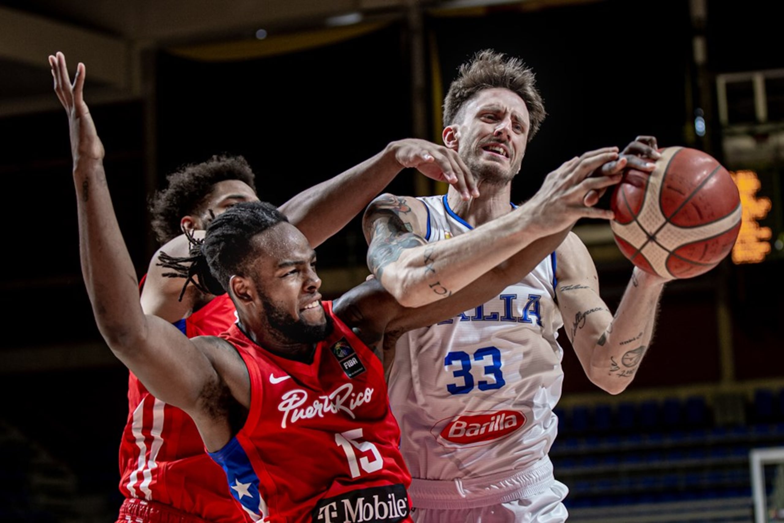 Timajh Parker (15), de Puerto Rico, pelea el balón con el italiano Achille Pollonara durante el partido del jueves en Serbia.