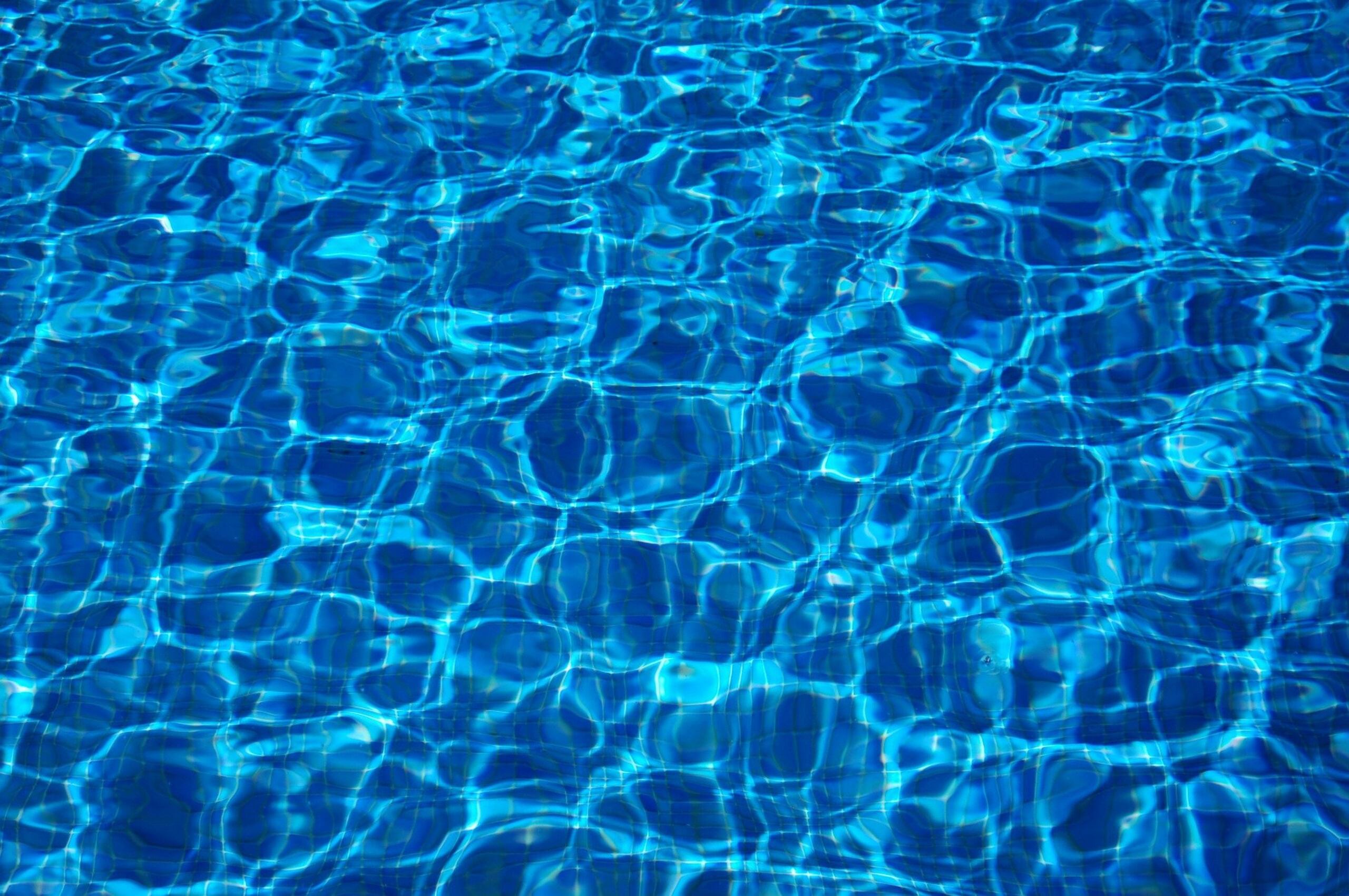 Imagen del agua en una piscina.