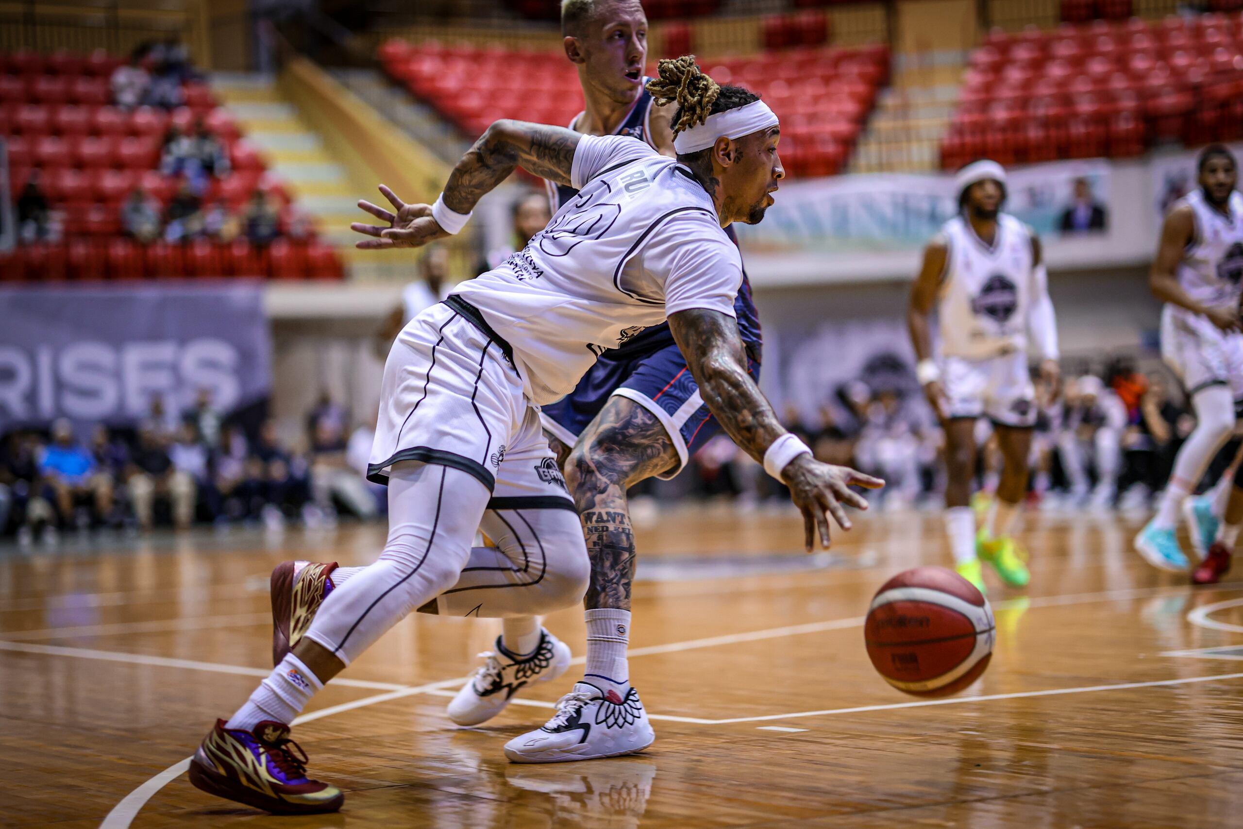 El canastero Jared Ruiz encabezó la ofensiva de los Grises de Humacao el viernes ante Ponce al acumular 21 puntos, siete rebotes y nueve asistencias.