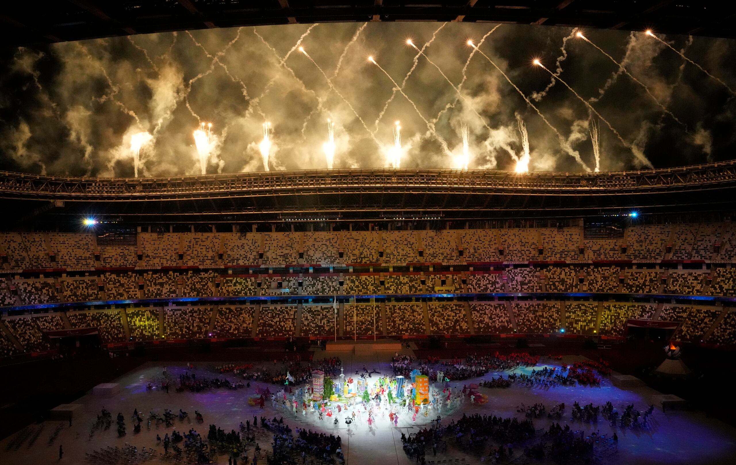 Los fuegos artificiales estallan al final de la ceremonia de clausura de los Juegos Paralímpicos de Tokio 2020 en el Estadio Nacional de Tokio, Japón, el domingo 5 de septiembre de 2021.