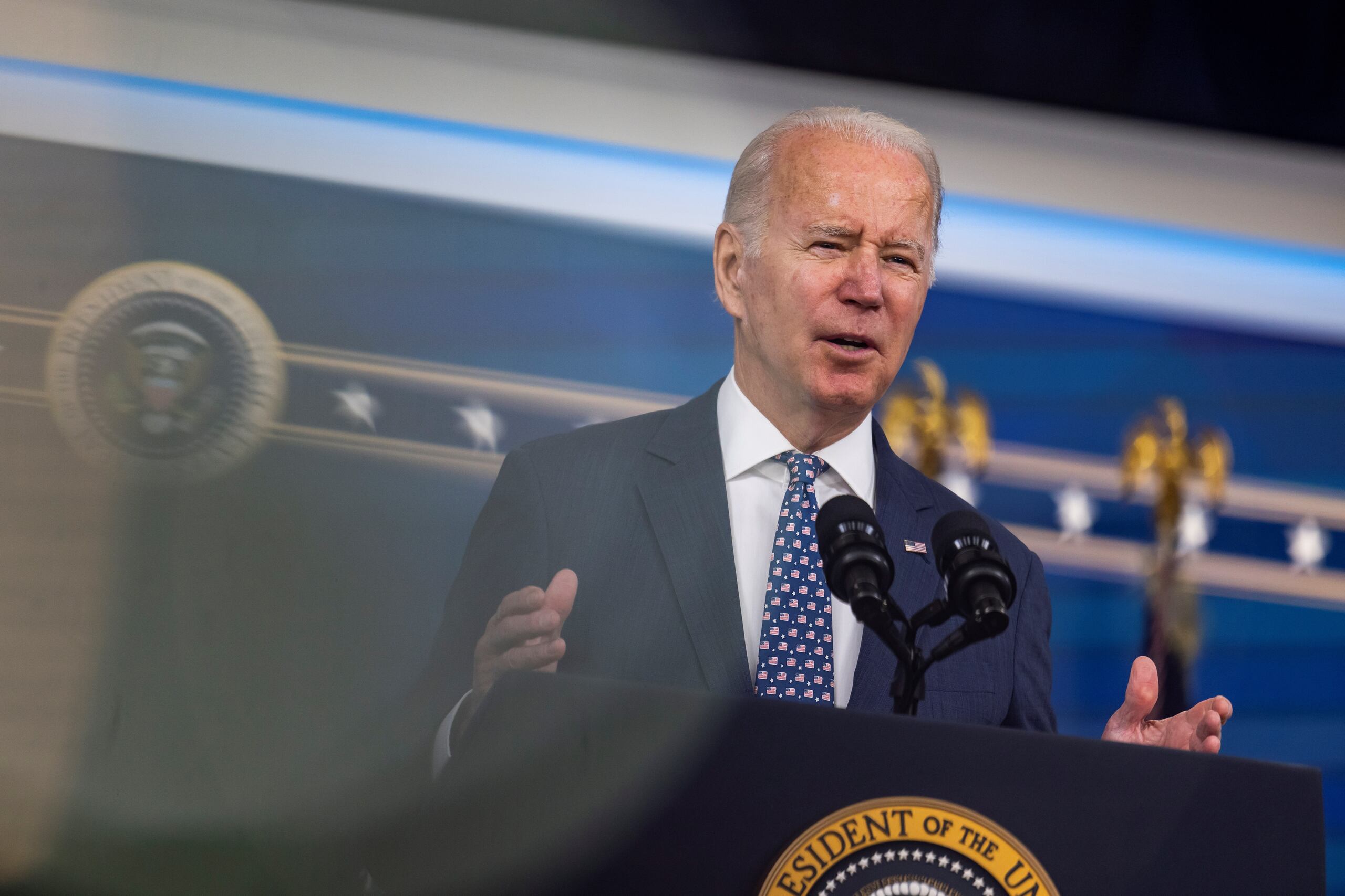 El presidente de Estados Unidos, Joe Biden, se espera a tomar acciones para atajar el aumento de contagios de COVID-19 por la variante ómicron, que ocupa ya el 73 por ciento de los casos nuevos.