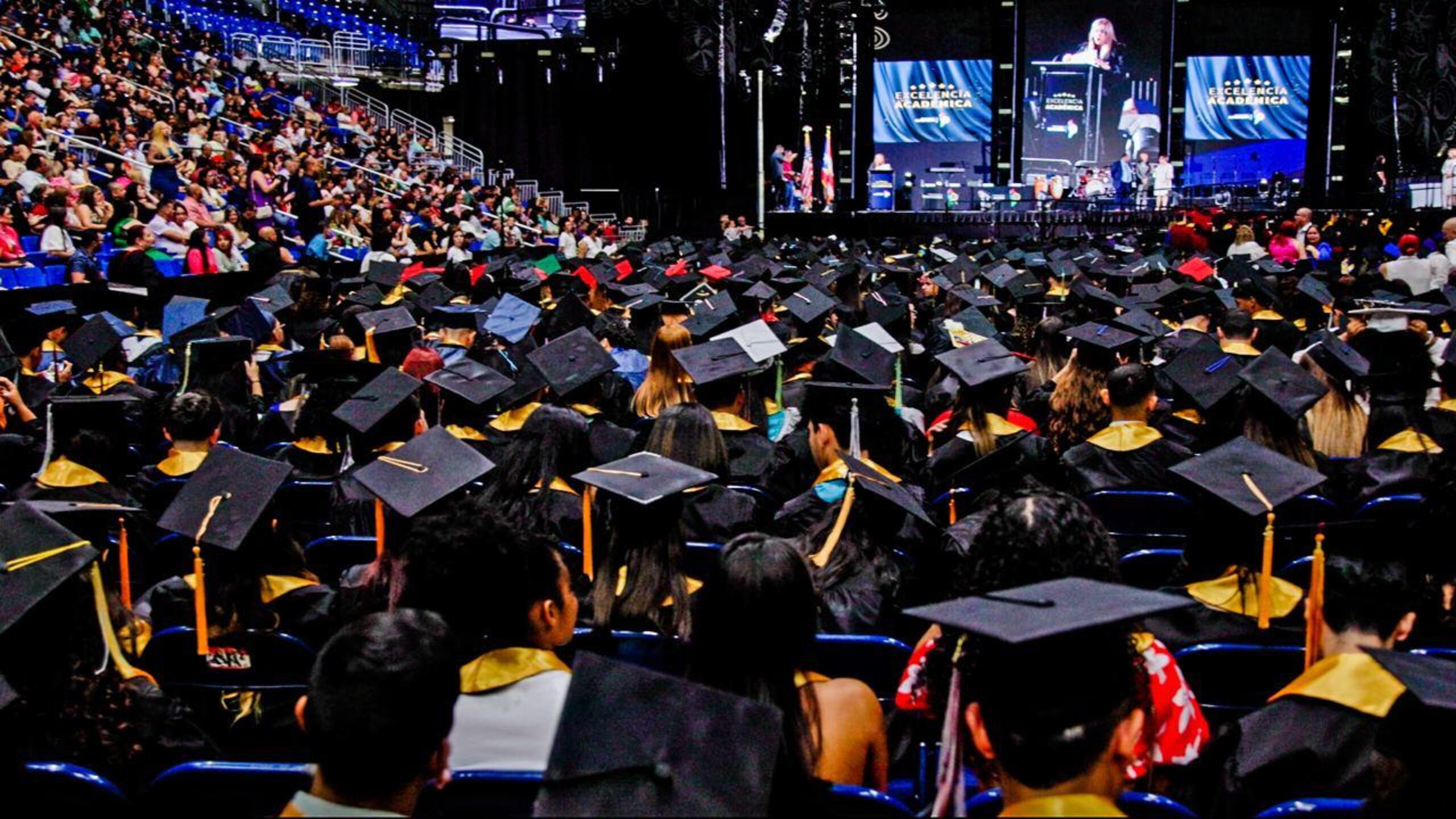 Los graduandos fueron recompensados con un cheque de $1,000.