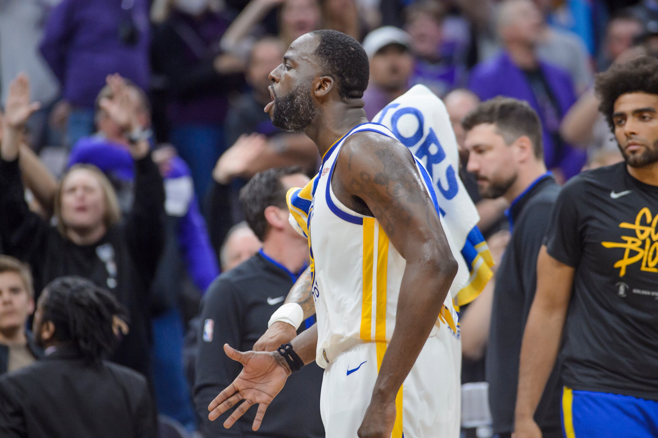 Draymond Green, de los Warriors de Golden State, reacciona luego de ser expulsado el lunes por pisotear al jugador de los Kings, Domantas Sabonis.