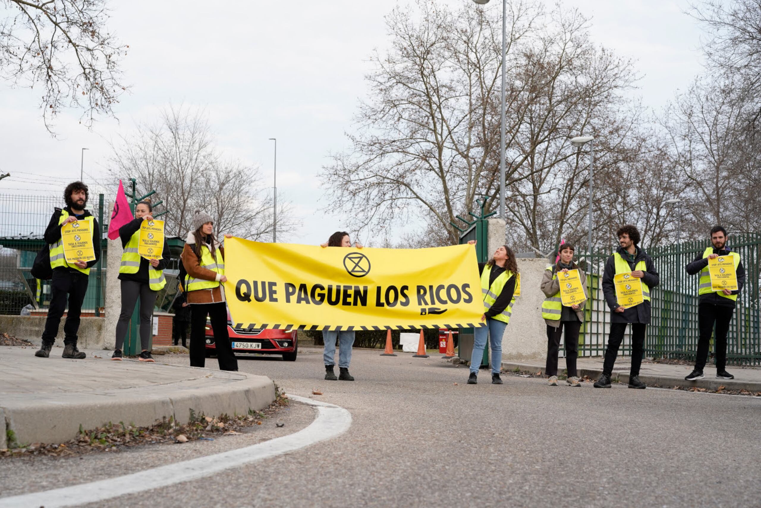 En el caso de España, varias decenas de manifestantes protagonizaron las protestas en Ibiza -el tercer destino europeo con más tráfico aéreo-, Mallorca, Madrid, Sevilla y Alicante. (EFE)