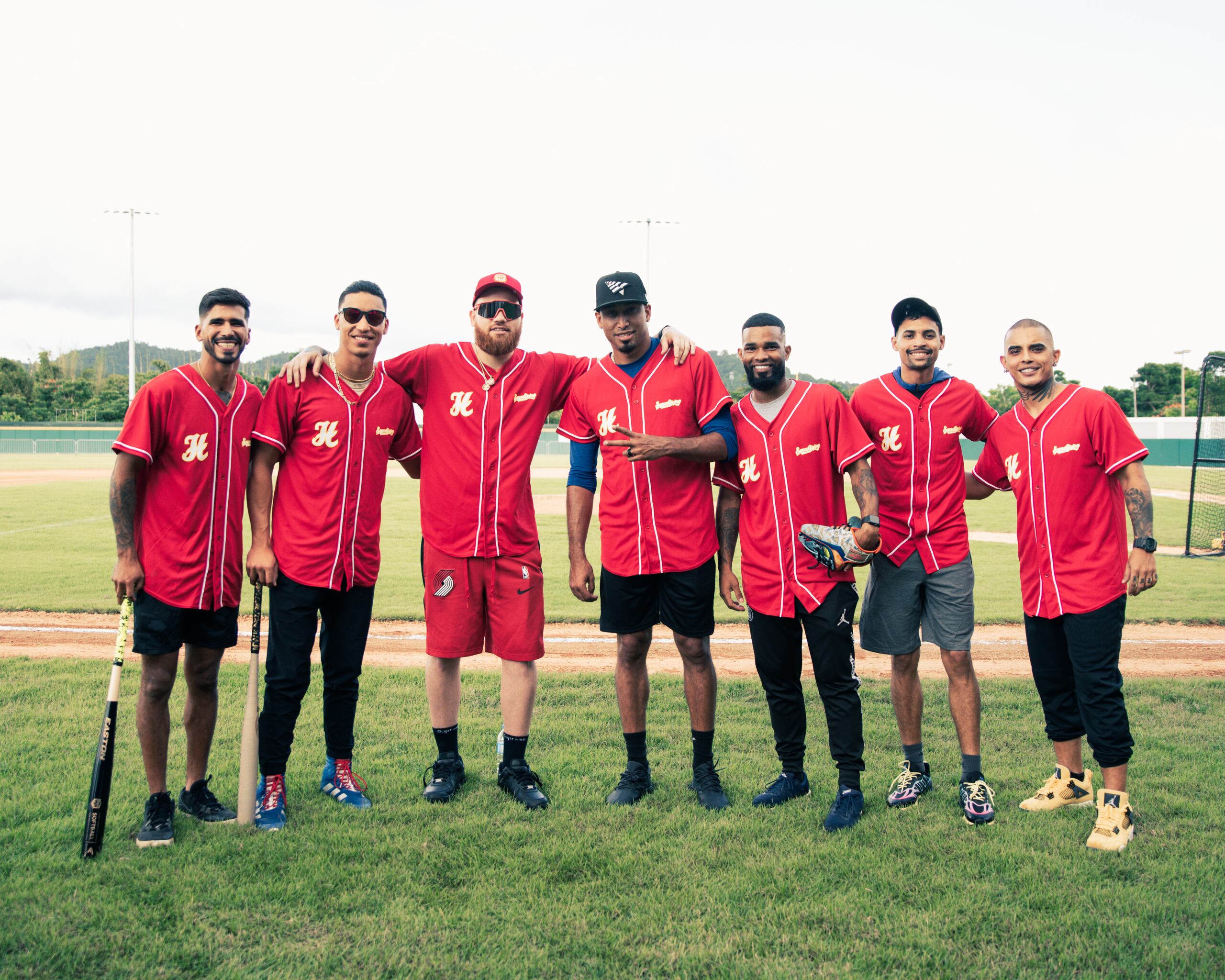 La actividad contó con un juego de softball.