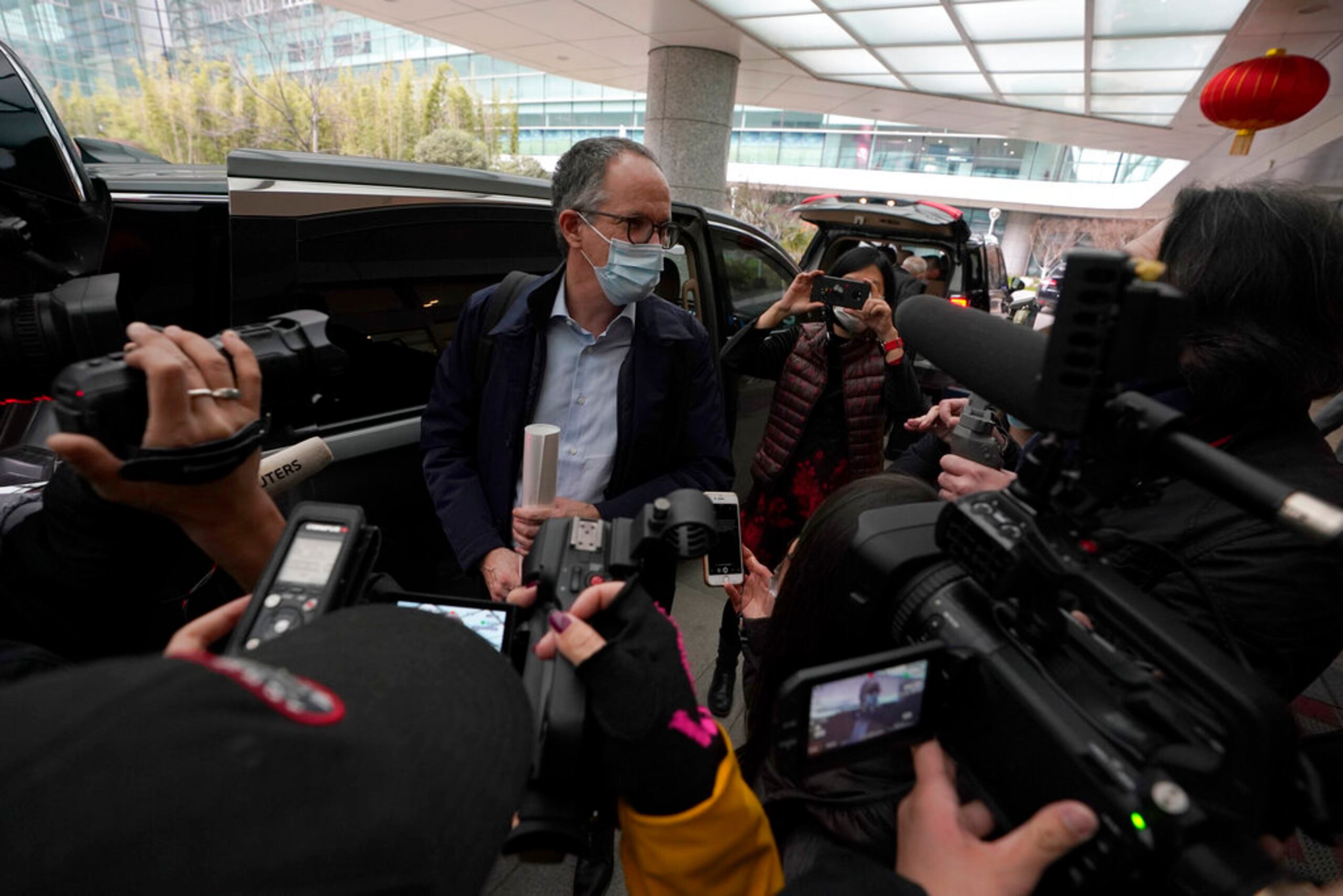 Peter Ben Embarek, de un equipo de la OMS, habla con periodistas a su llegada al aeropuerto para tomar un vuelo en las postrimerías de la misión de la OMS para investigar los orígenes de la pandemia, en Wuhan, el 10 de febrero de 2021.