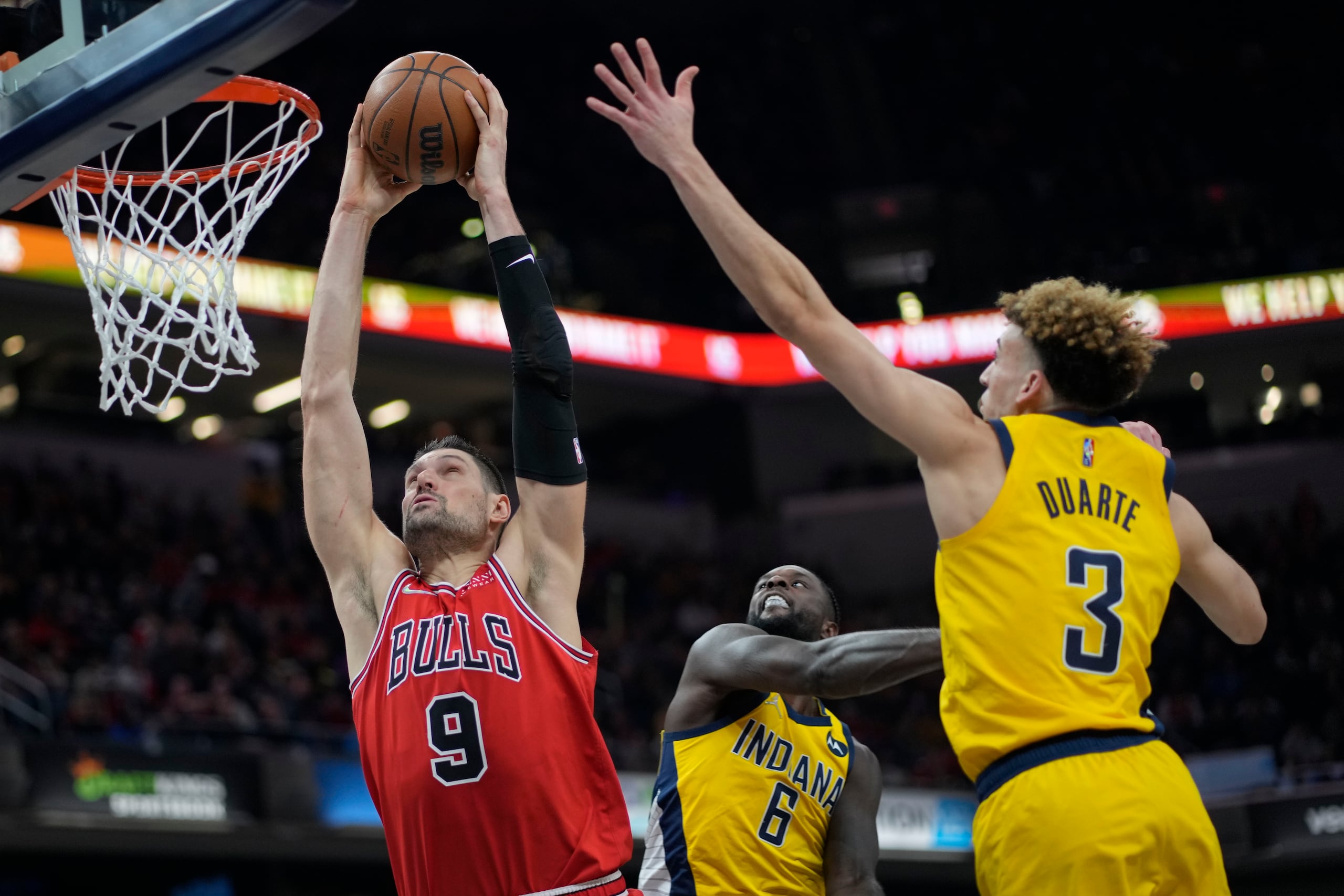 El centro de los Bulls de Chicago, Nikola Vucevic (9), se dirige al canasto para colar dos de los 36 tantos que consiguió el viernes ante los Pacers de Indiana.