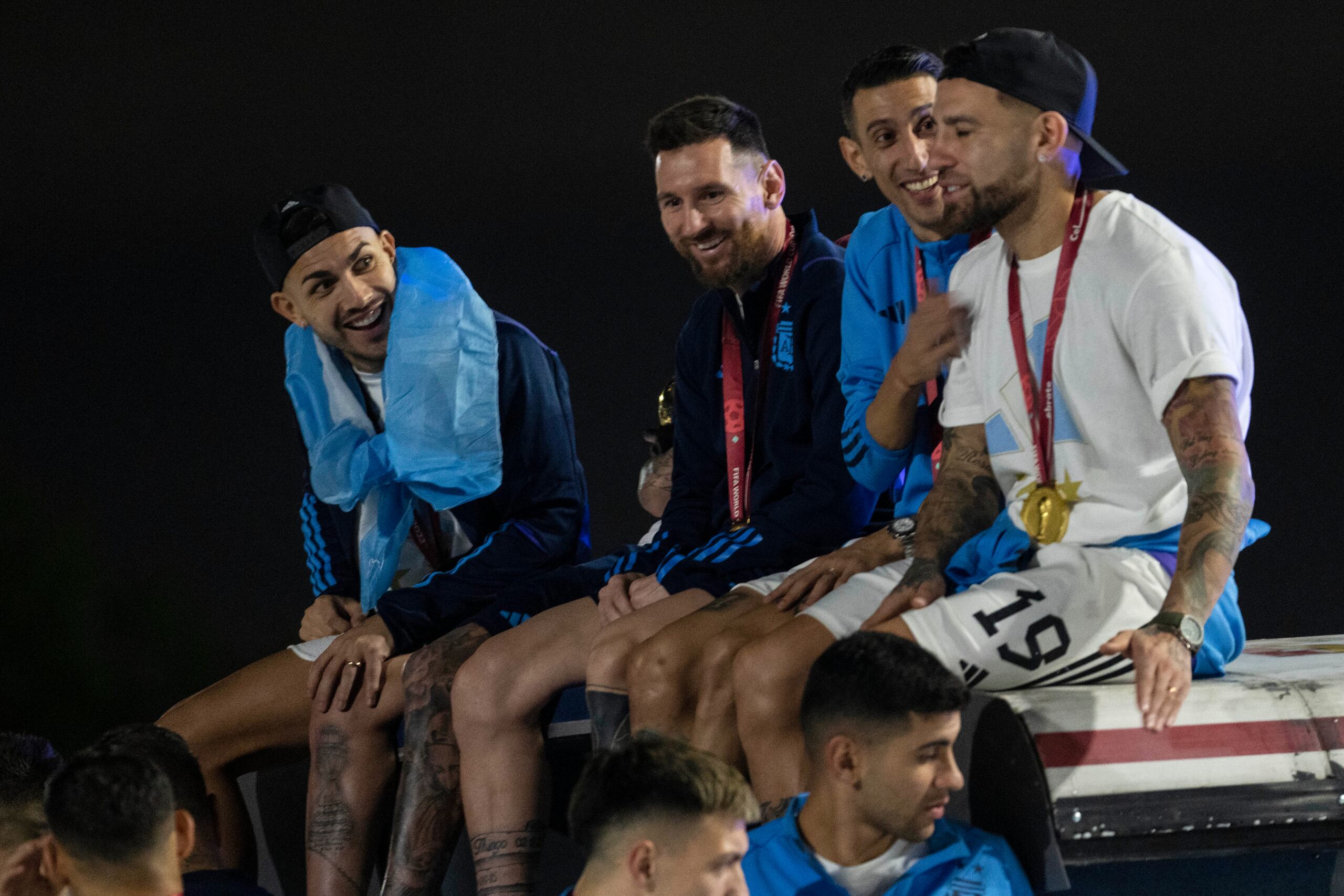 Lionel Messi y otros compañeros de equipo de la selección argentina arriban a suelo patrio y se transportan sobre el techo de una guagua hacia la capital de Buenos Aires.
