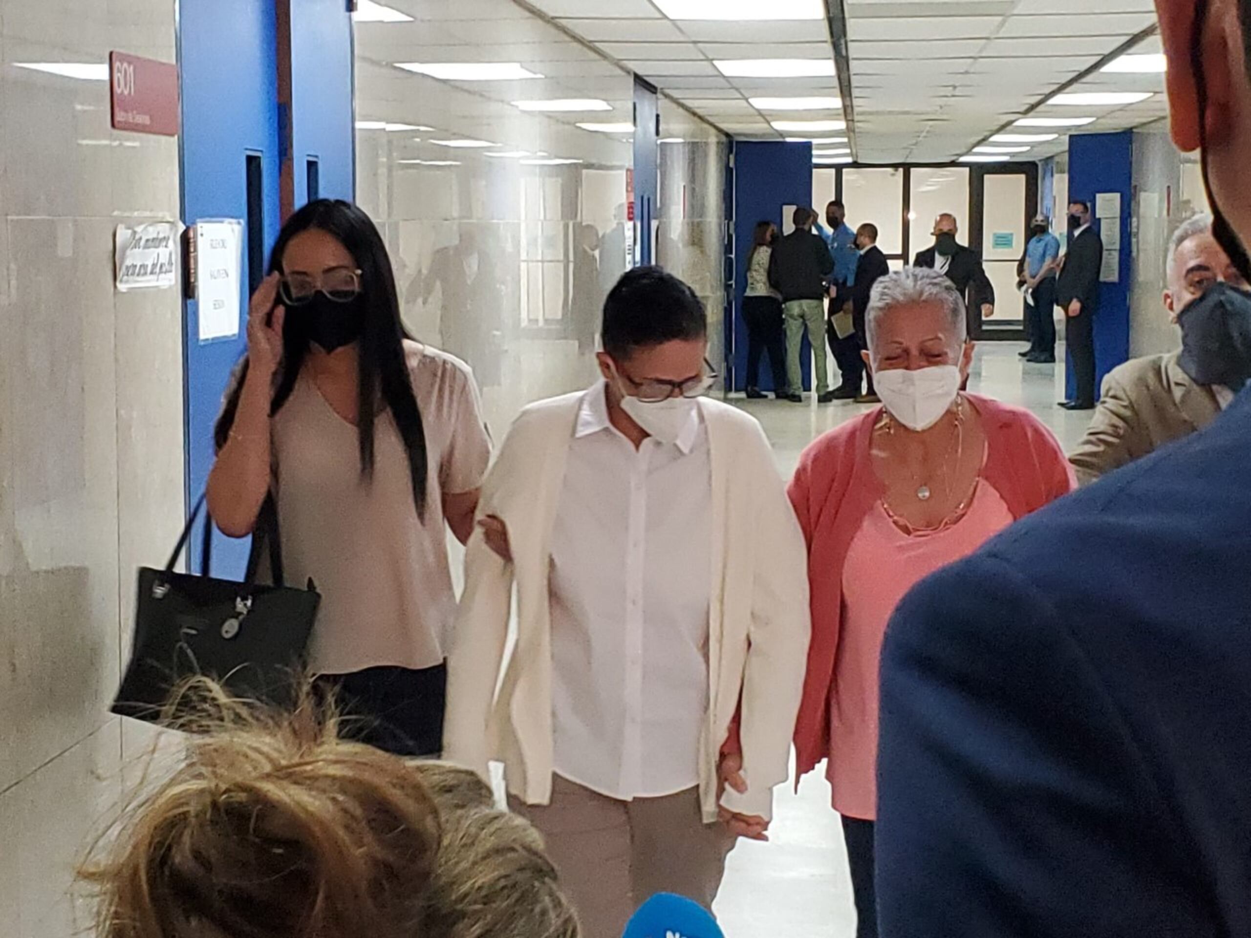 Mayra Nevárez Torres, al centro, a su salida de la sala del Tribunal de San Juan el día que se encontó causa para juicio contra ella.