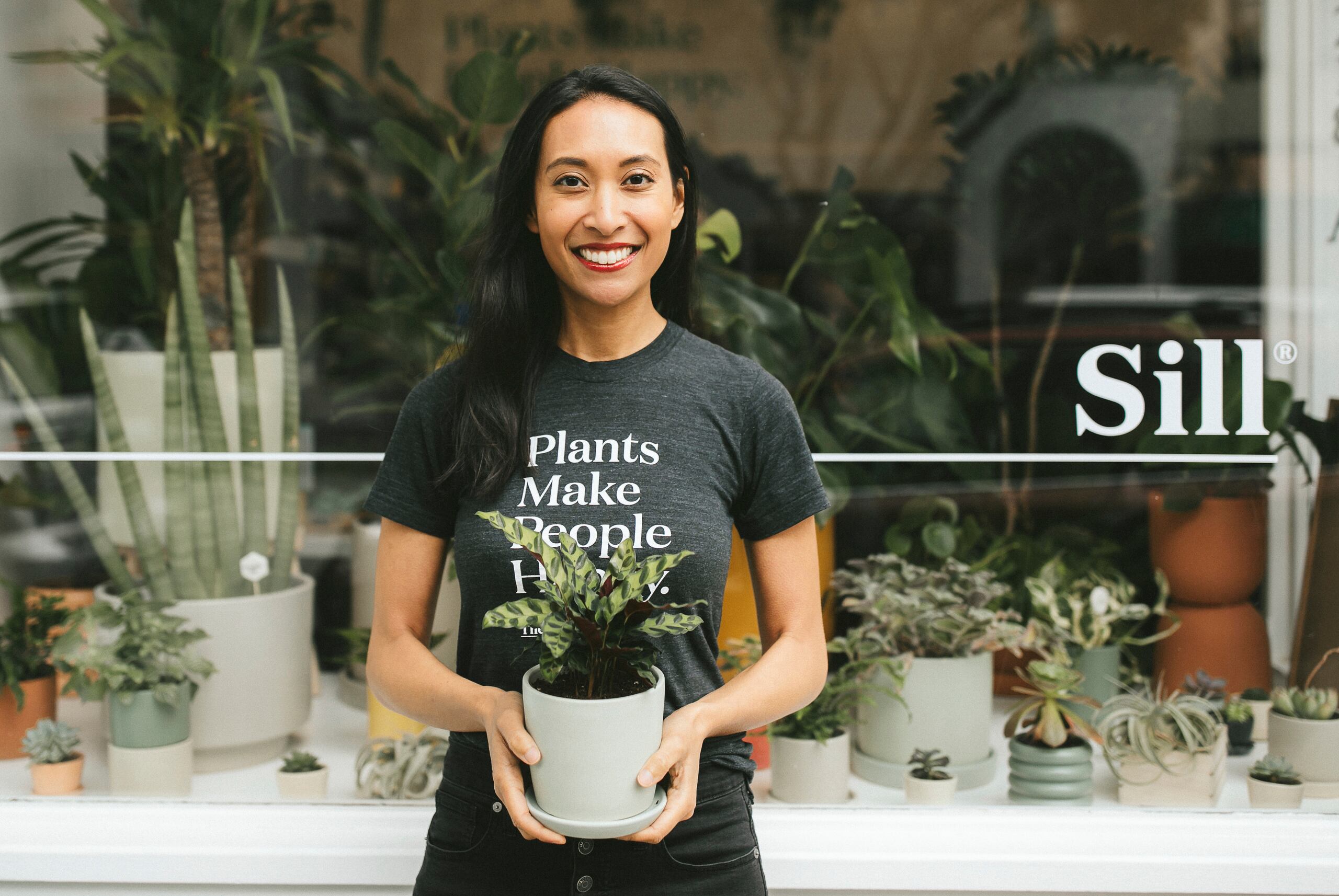 En esta fotografía del 30 de mayo de 2019 proporcionada por The Sill se muestra a Eliza Blank afuera de una tienda en San Francisco. (Kelly Boitano/The Sill vía AP)